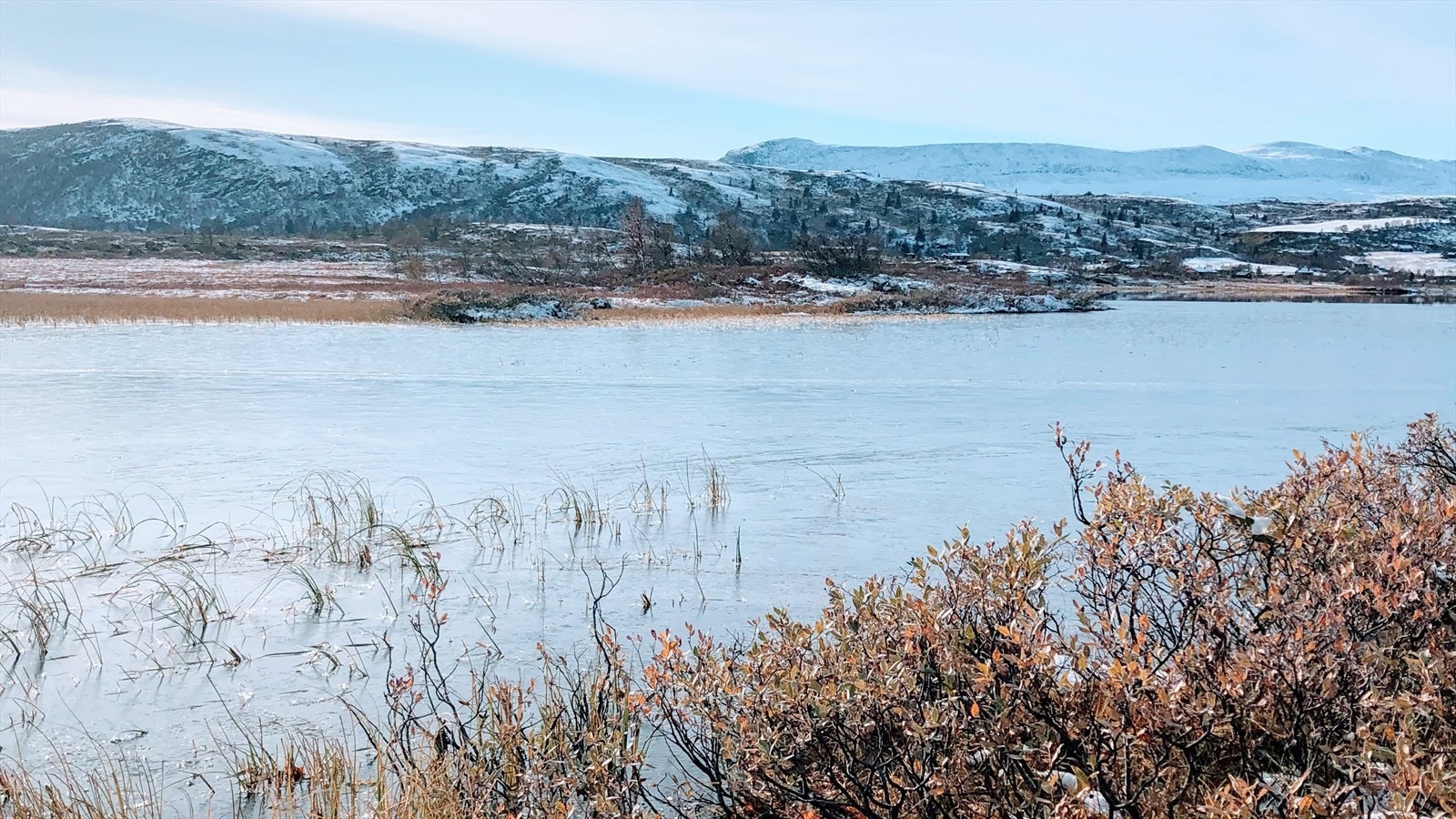 Her er det idylliske fjellvann for fiske, bading, båt og kano, og det er muligheter for ørretfiske i alle de tre Syndinvannene (selgers eget foto) Galleribilde