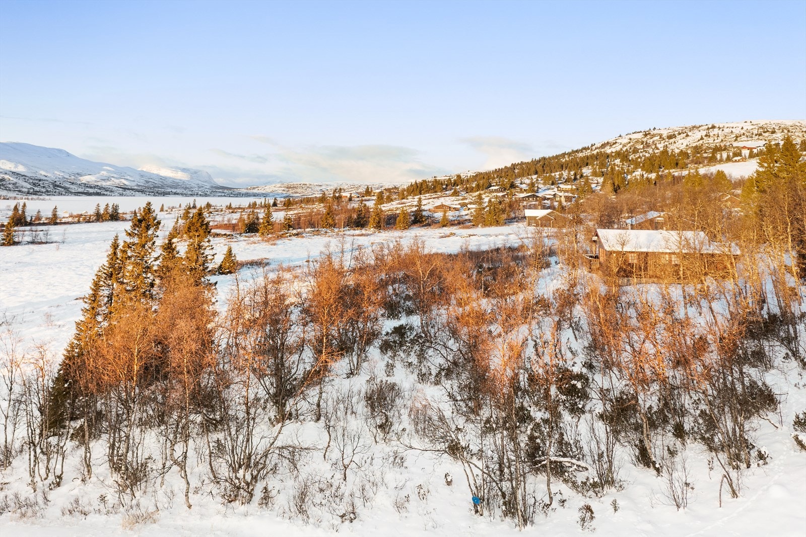 Tomta har en fantastisk utsikt som strekker seg fra Gilafjellet i vest til Vaset i øst. Galleribilde