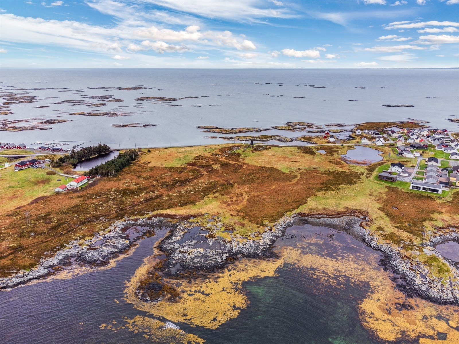 Her bor du skjermet til i rolige omgivelser, men likevel kun en kort biltur unna et rikt utvalg av butikker, idrettsanlegg og skole. Galleribilde