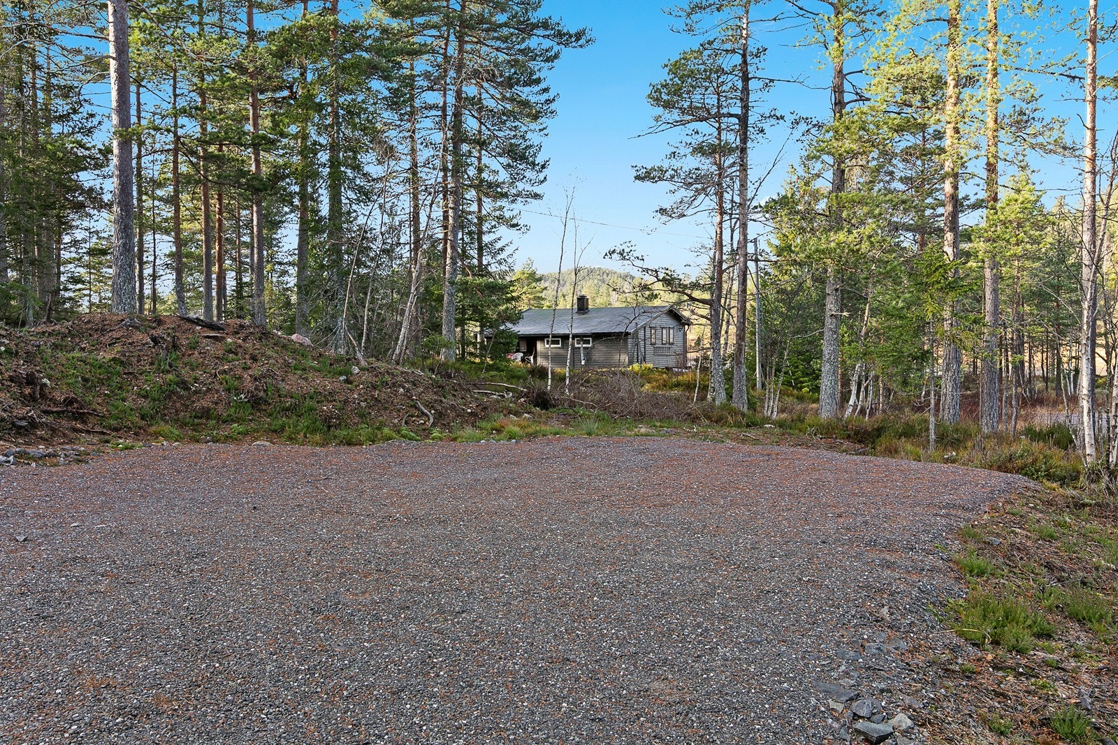 Romslig parkering til hytta med plass til flere biler Galleribilde