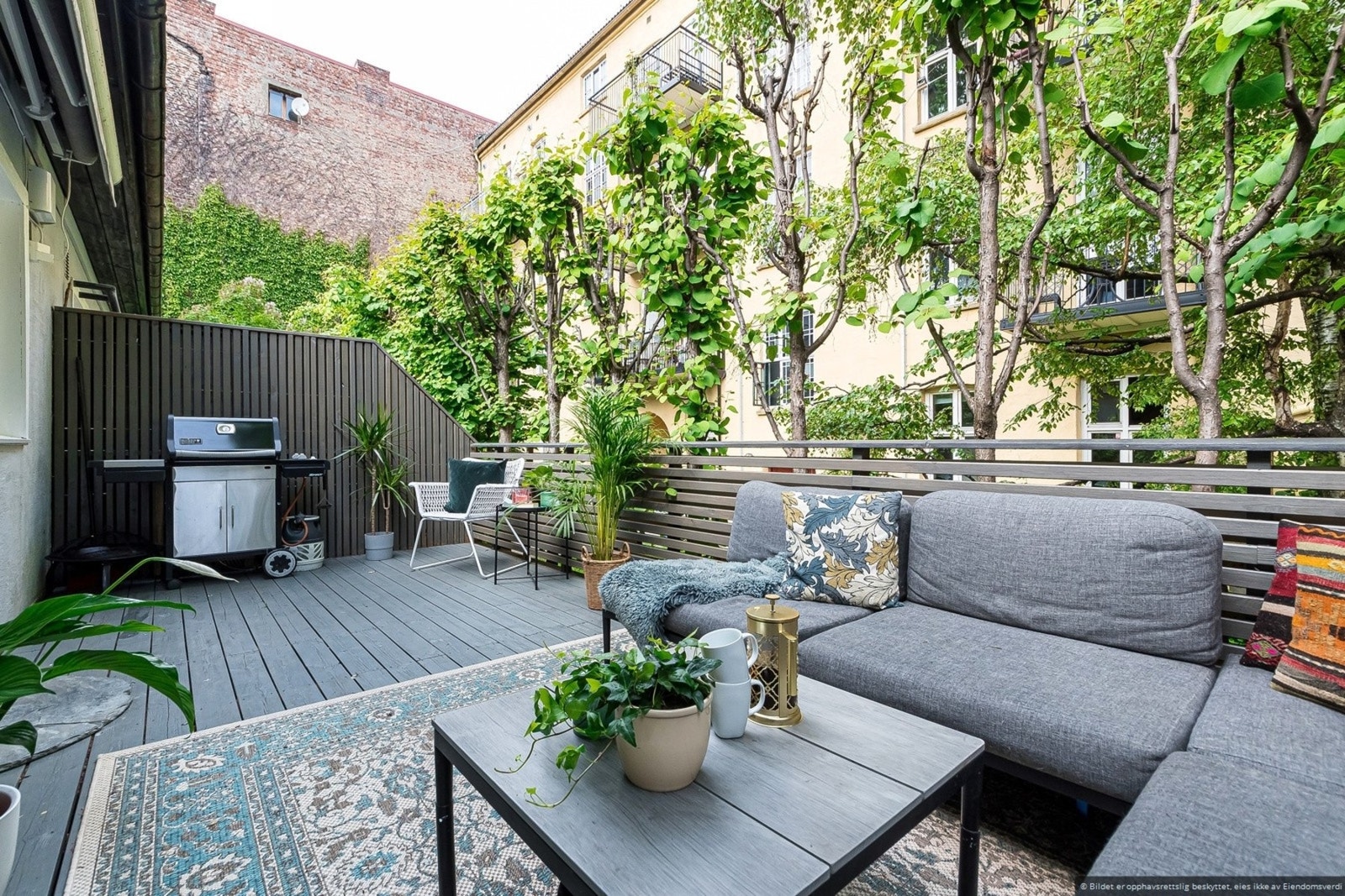 Skjermet og privat terrasse på hele 17 kvm - Sommertid - hentet fra selger. Galleribilde