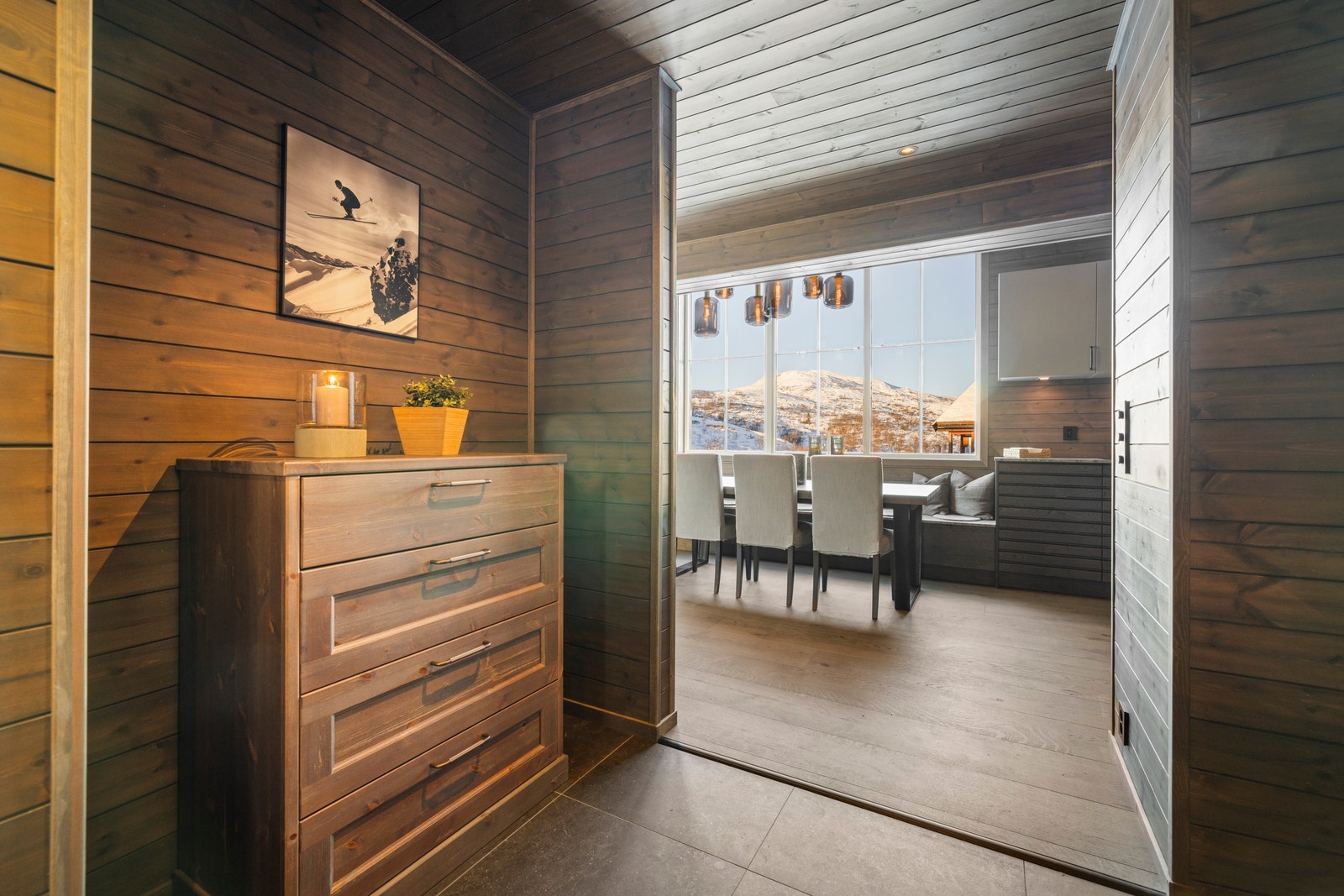 Hall/gang, inn til kjøkken og spiseplass. Galleribilde