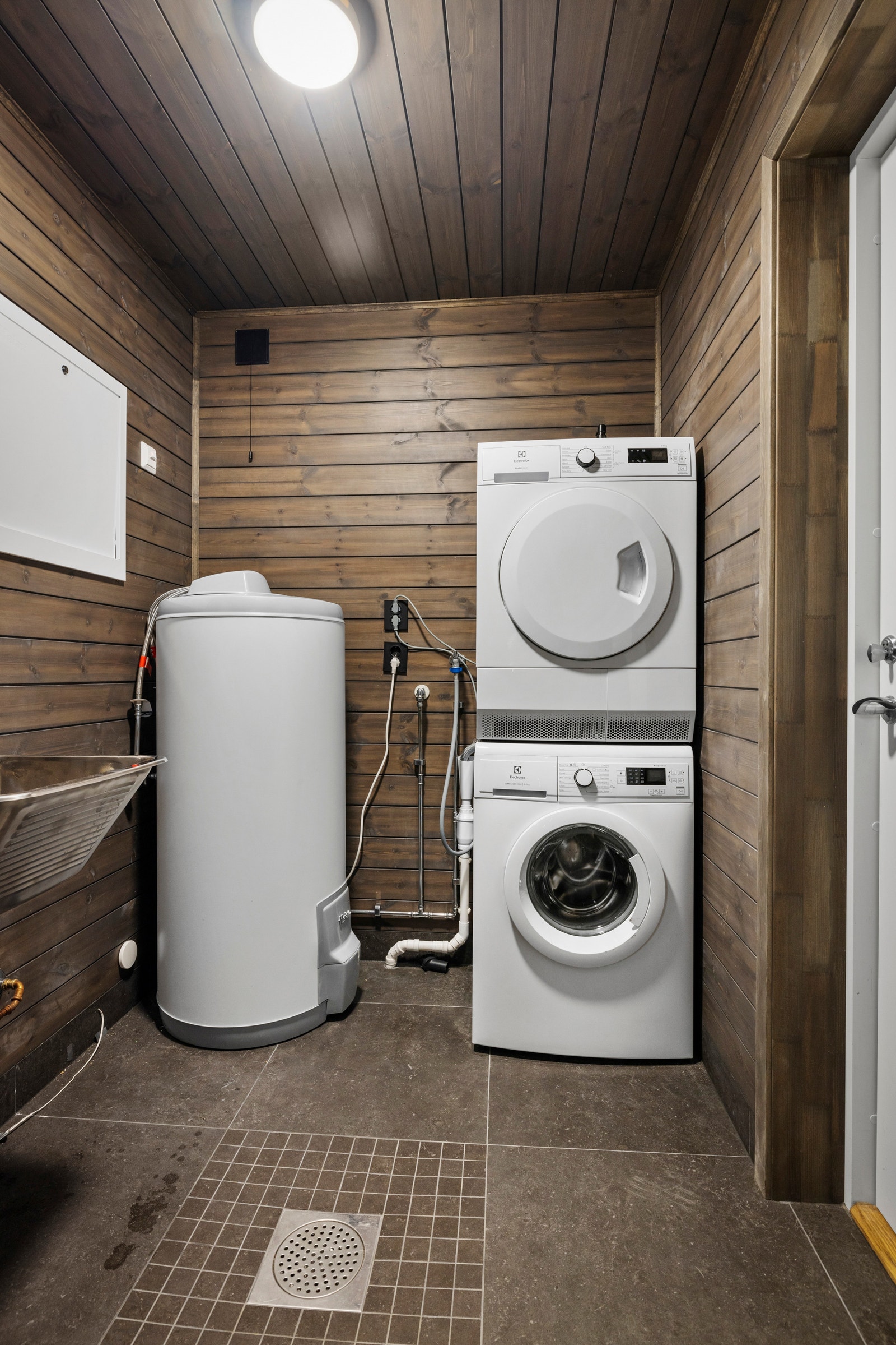 Praktisk sportsbord/teknisk rom med inngang både fra hytta og utenfra Galleribilde