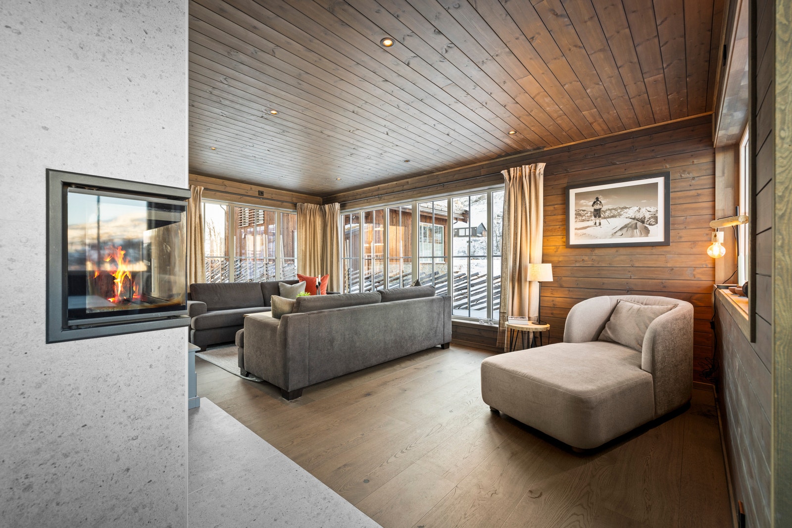 Peisen er godt synlig både fra spiseplass og stue (denne peismodellen er tilvalg) Galleribilde