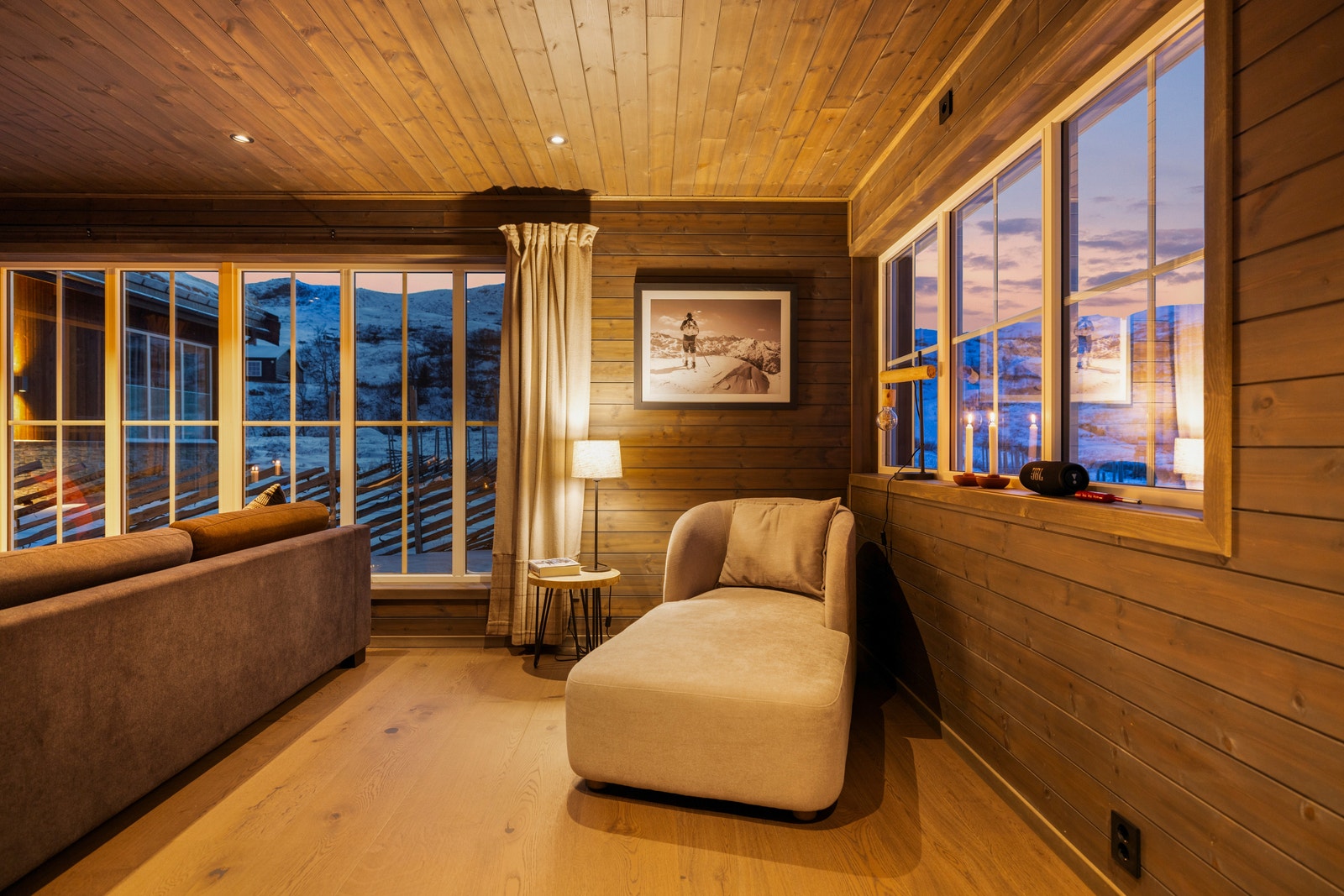 Nyt en god bok foran peisen Galleribilde