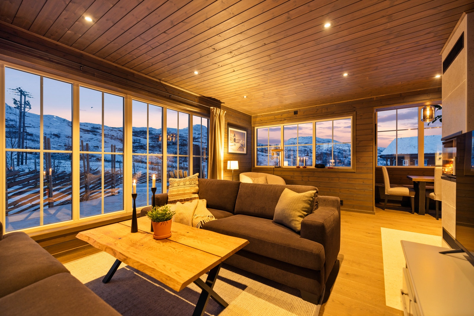 Nyt rolige kvelder, tett på naturen med store vindusflater Galleribilde