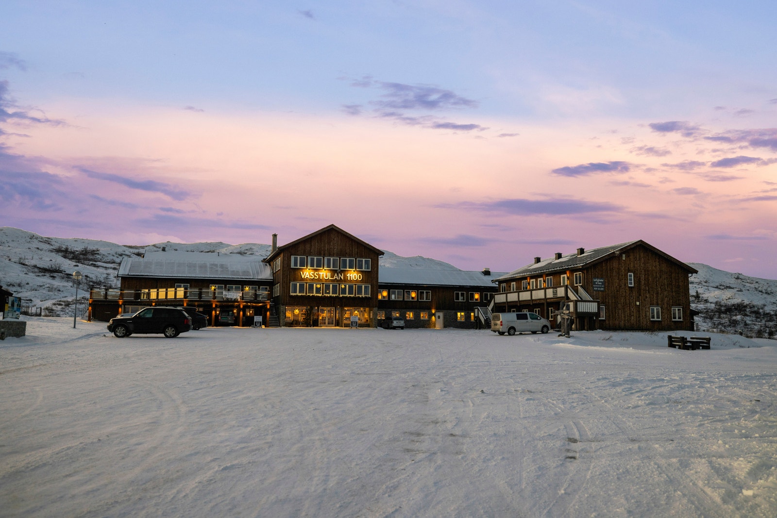 Vasstulan 1100 med blant hyggelig Kafé og interiørbutikk ligger rett ved hytta Galleribilde