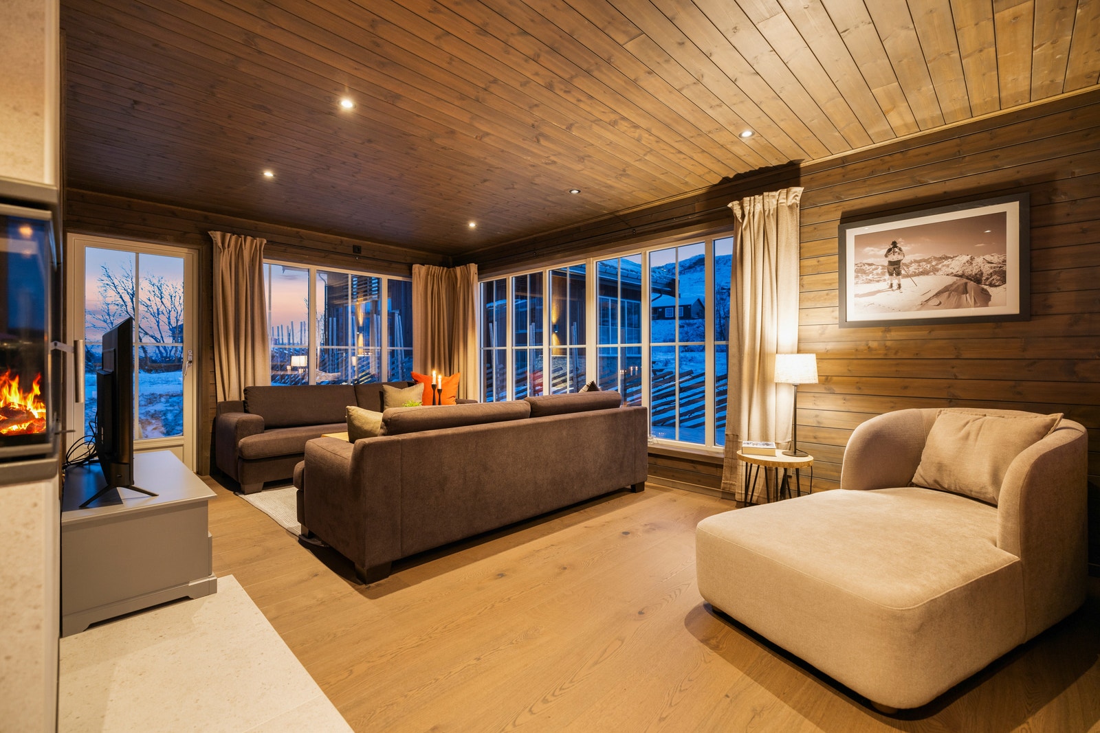 Romslig stue med plass til både sofasone og lesekrok Galleribilde