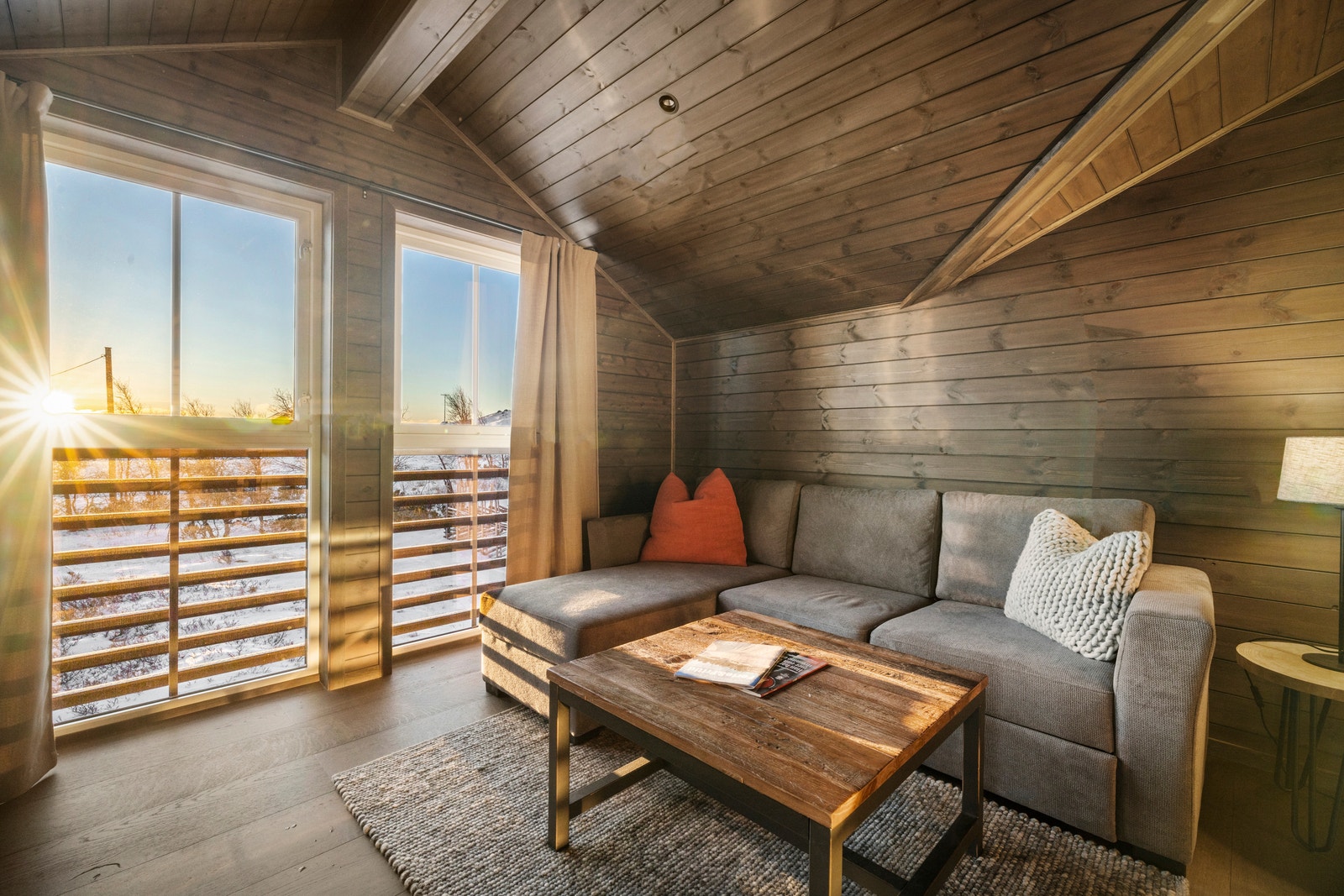 Store vindusflater i stue gir en naturlig og godt lys Galleribilde