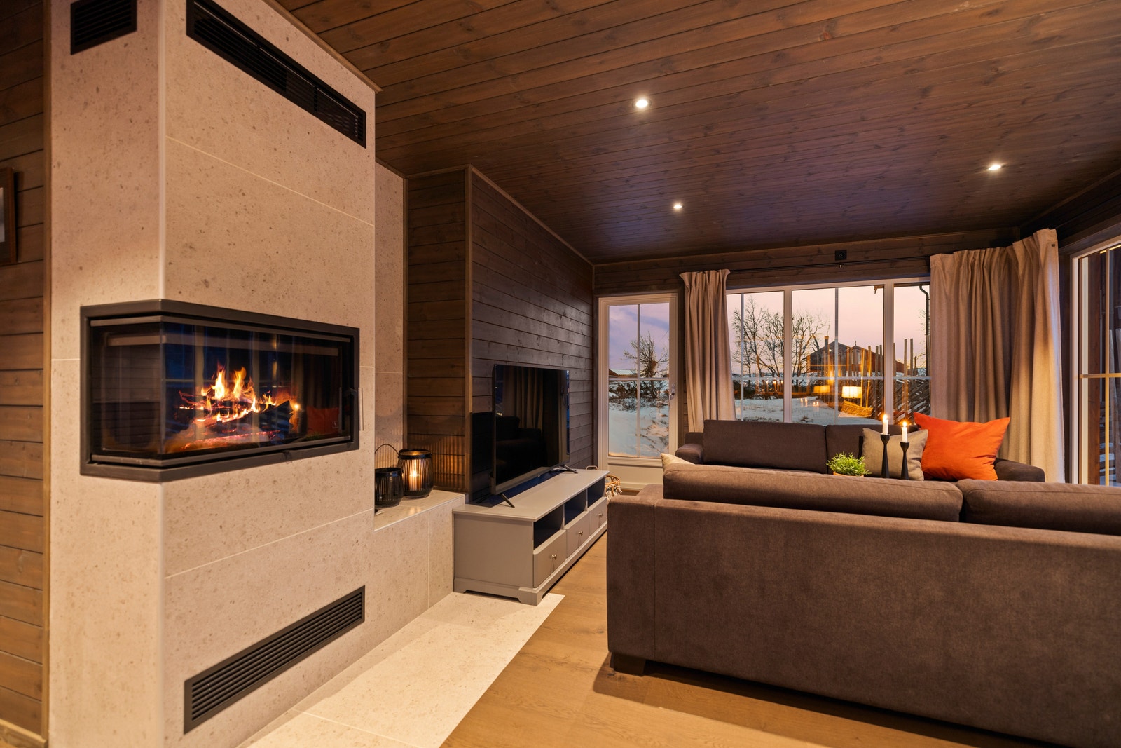 Peis og store vindusflater gir en en fantastisk stemning, også på kvelden. Denne peismodellen er tilvalg. Galleribilde