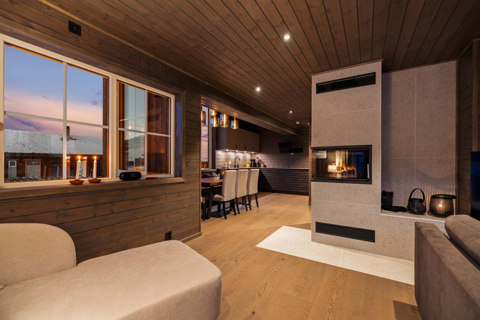 Åpen stue- og kjøkkenløsning med hyggelige og lune soner Galleribilde