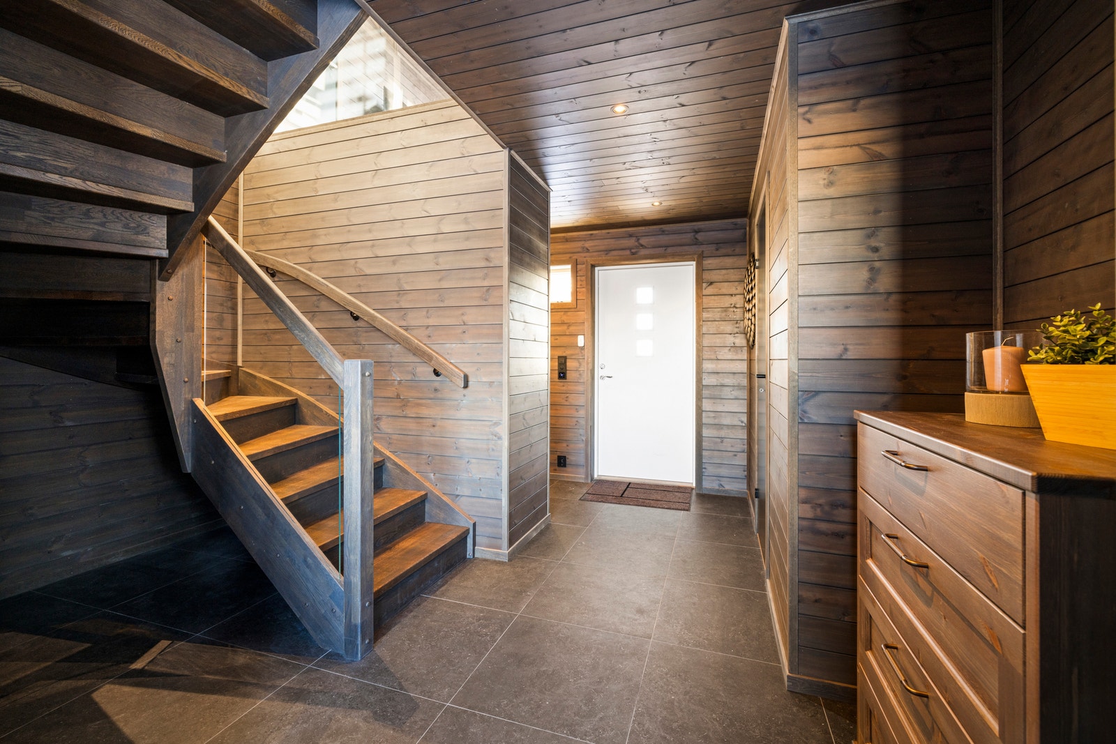 Romslig og praktisk hall/inngangsparti Galleribilde