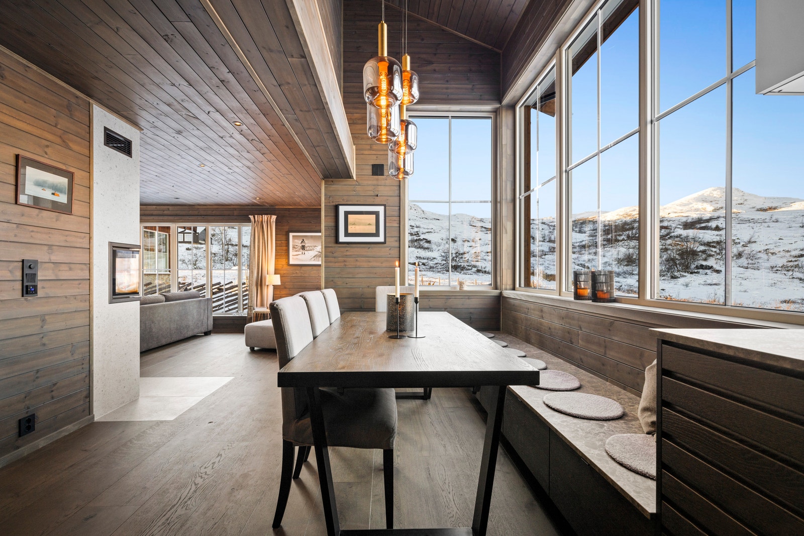 Alle innvendige bilder er fra tilsvarende hytte, farge på panel avviker. Farge på denne hytta er "Drivved" Galleribilde