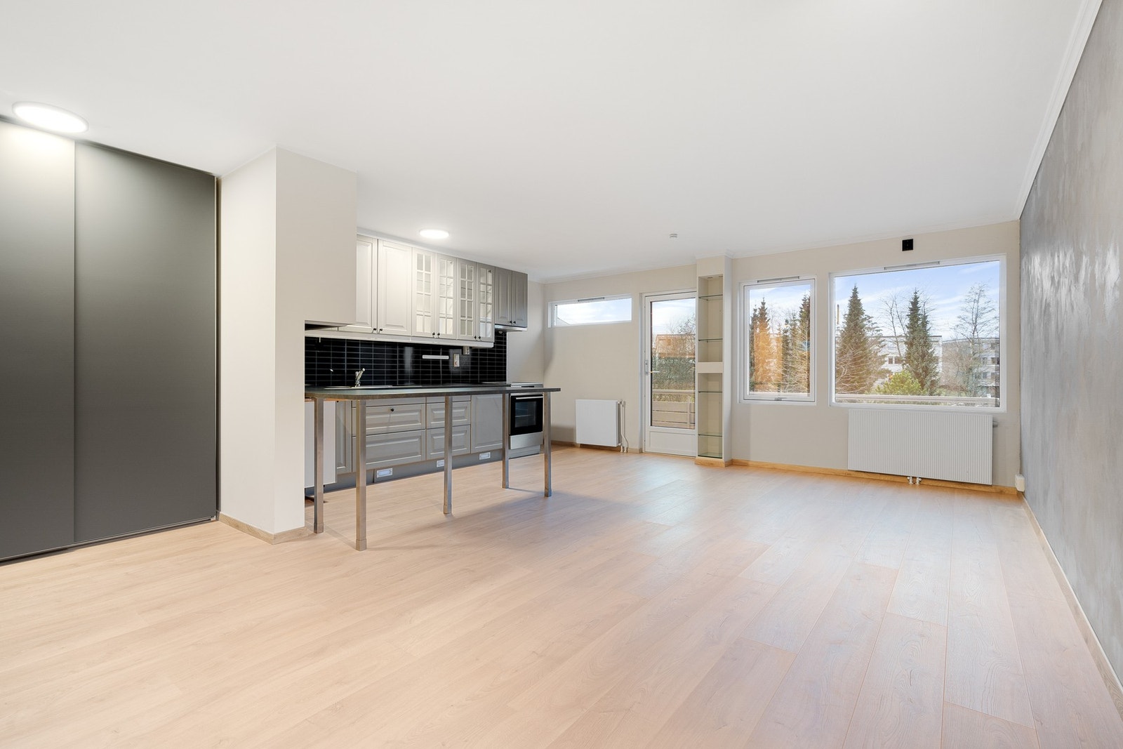 Stuen er på hele 32,5 kvm med god plass til ønsket møblement. Galleribilde