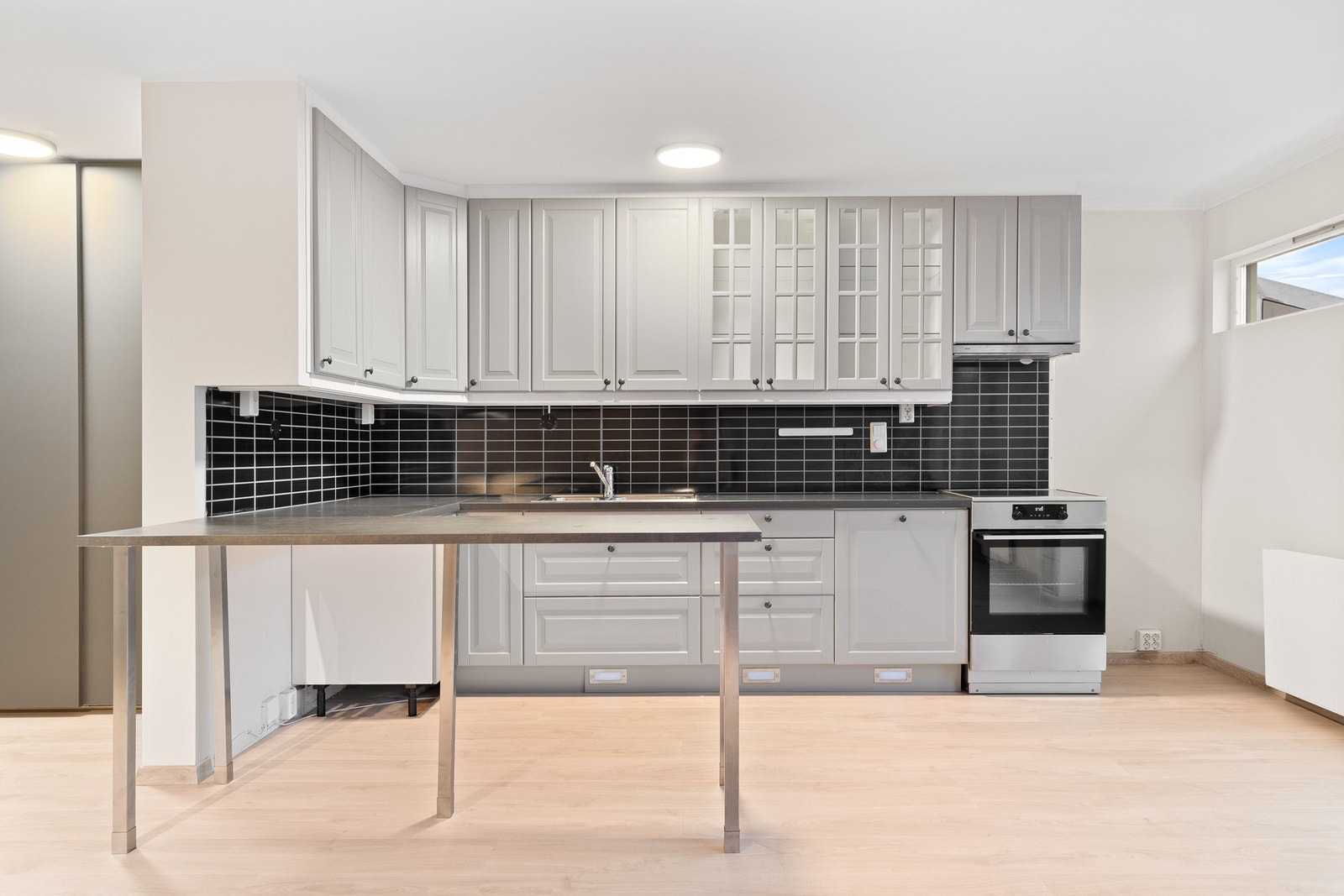 Romslig og praktisk kjøkken - rikelig med skap - og benkeplass. Galleribilde