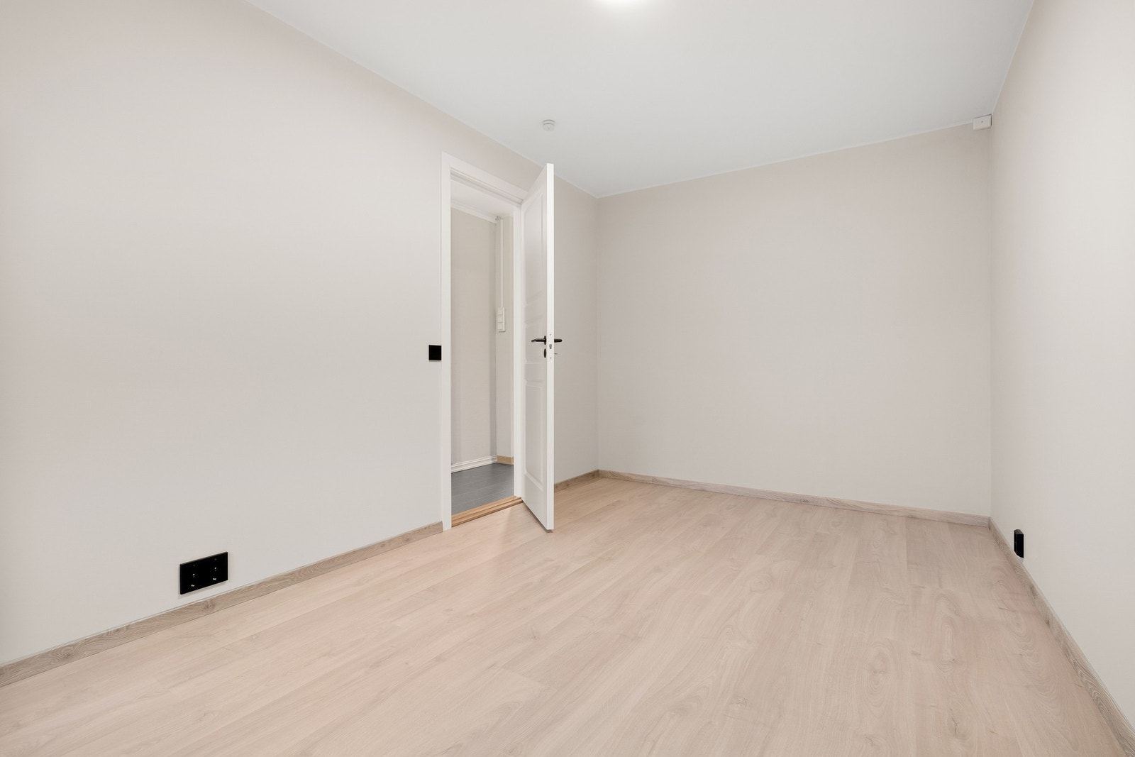 God plass til dobbeltseng samt tilhørende møblement. Galleribilde