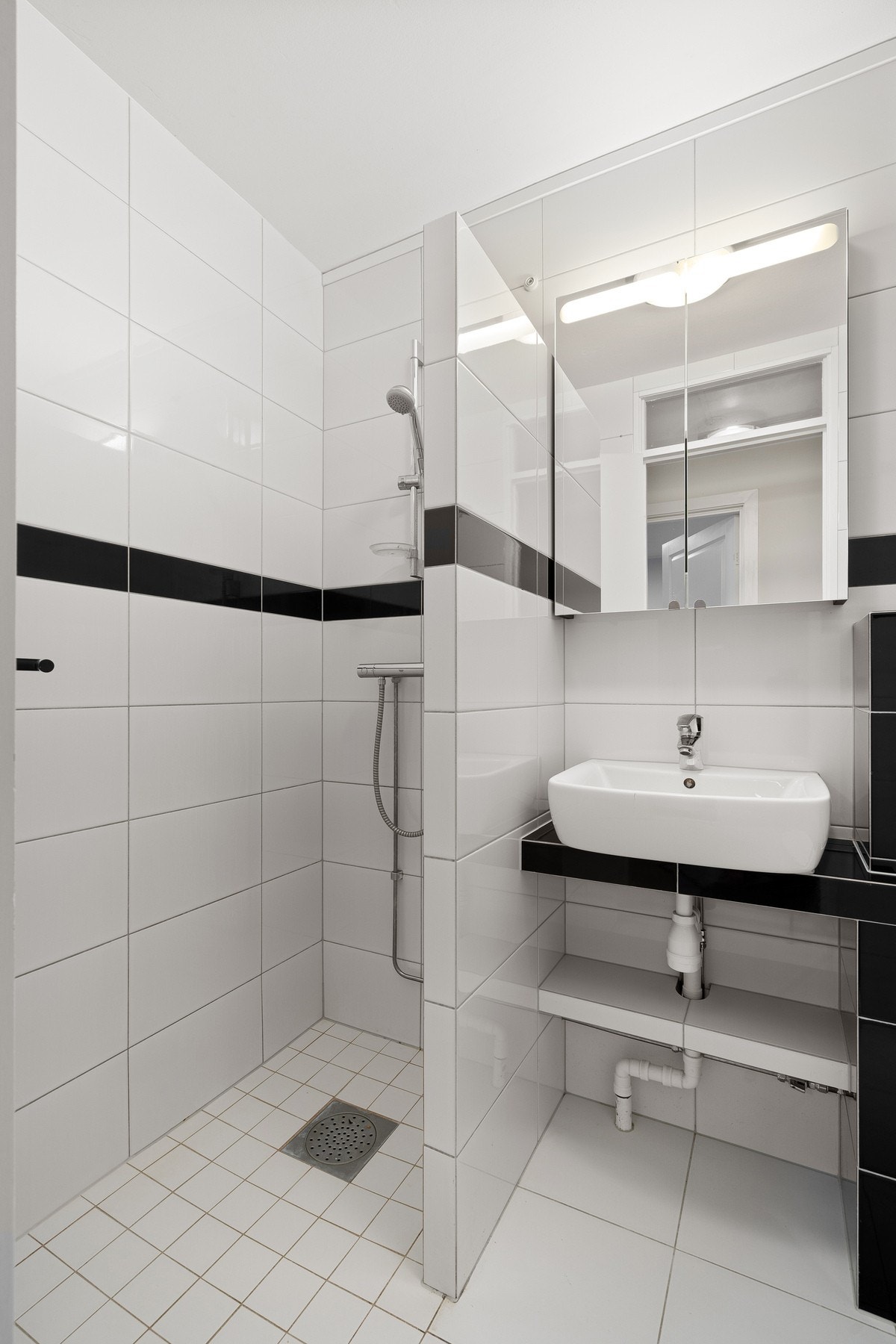 Badet er utstyrt med klosett, servant og dusjhjørne. Galleribilde