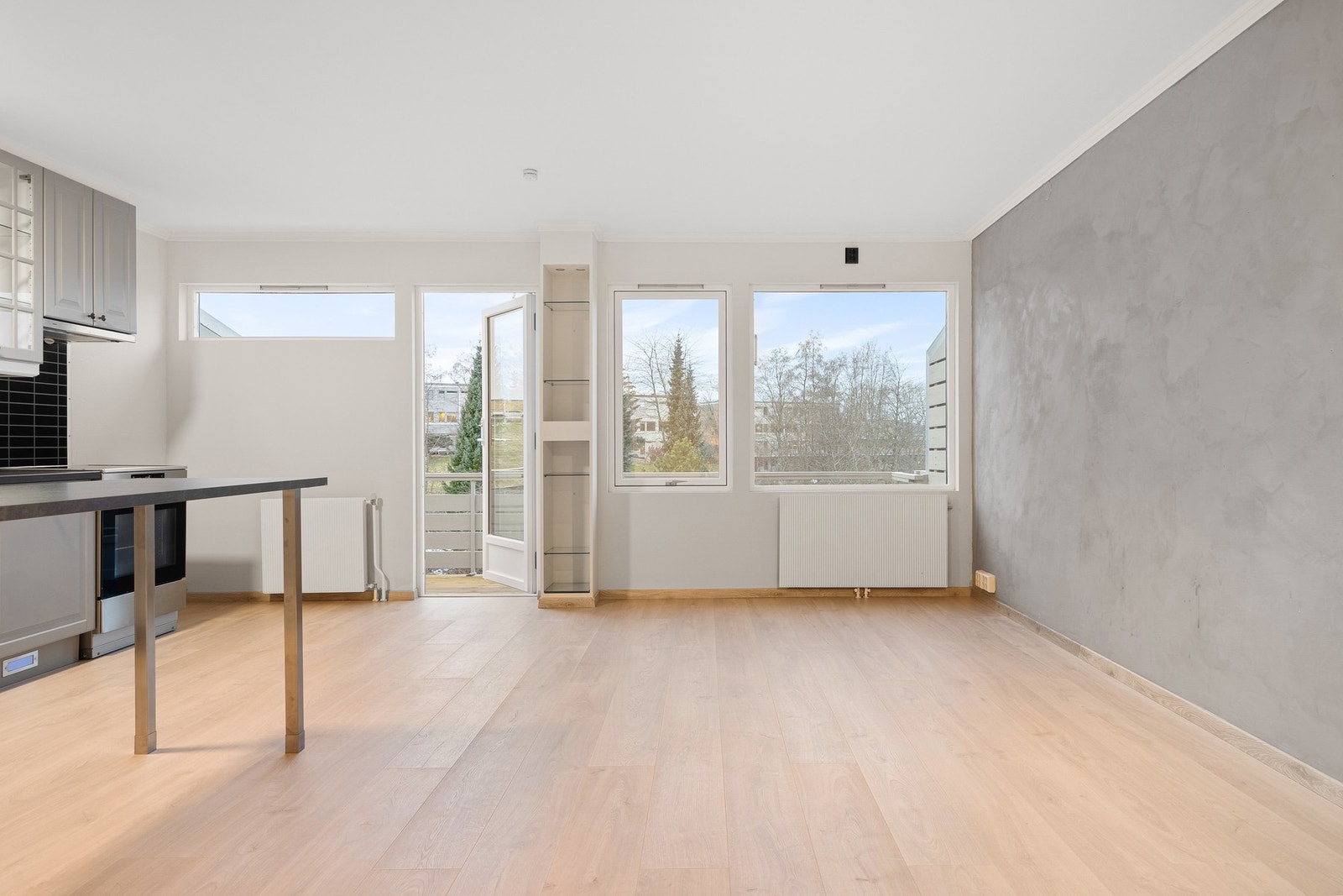 Fra stuen har du utgang til én av boligens to uteplasser. Galleribilde