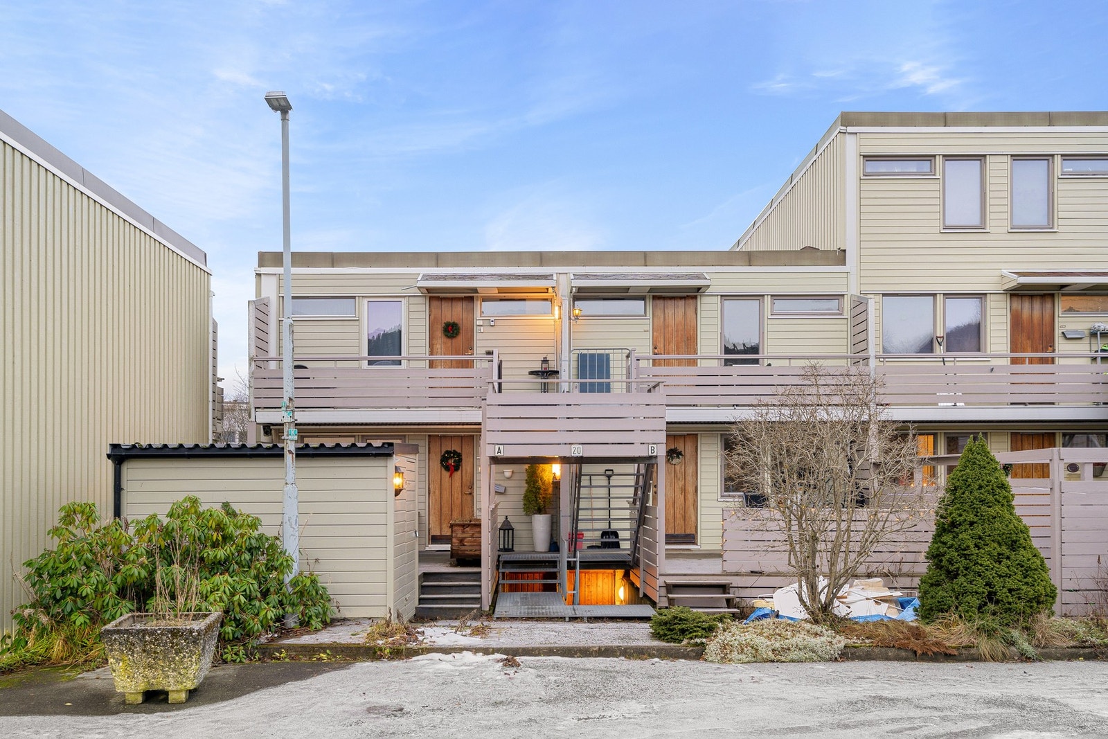 Fasade. Svært god beliggenhet innerst i feltet. Galleribilde