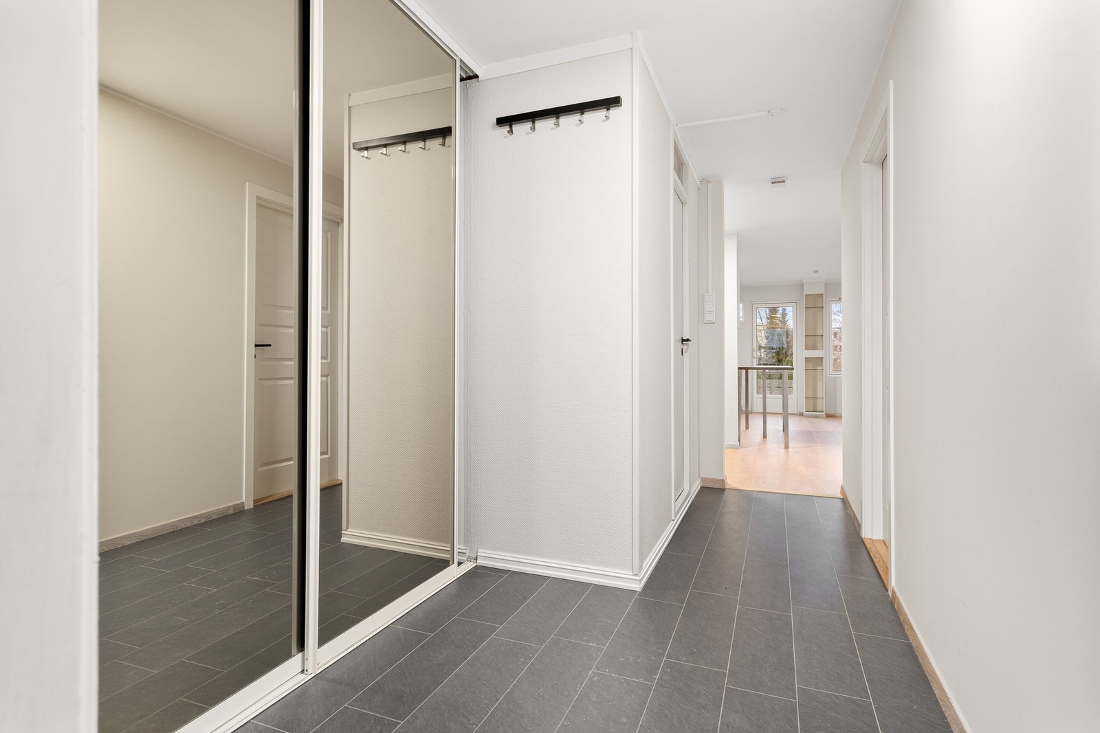 Romslig og lys entré med god lagringskapasitet. Skyvedørsgarderobe som medfølger handelen. Galleribilde