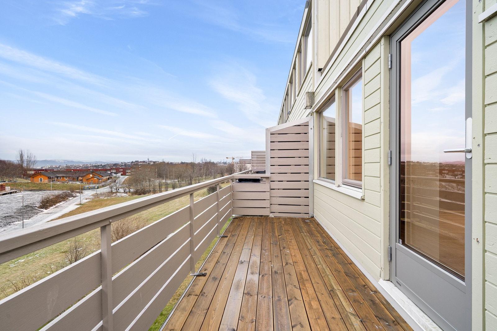 Flott vestvendt balkong med lite innsyn, flott utsikt og fantastiske solforhold. Galleribilde