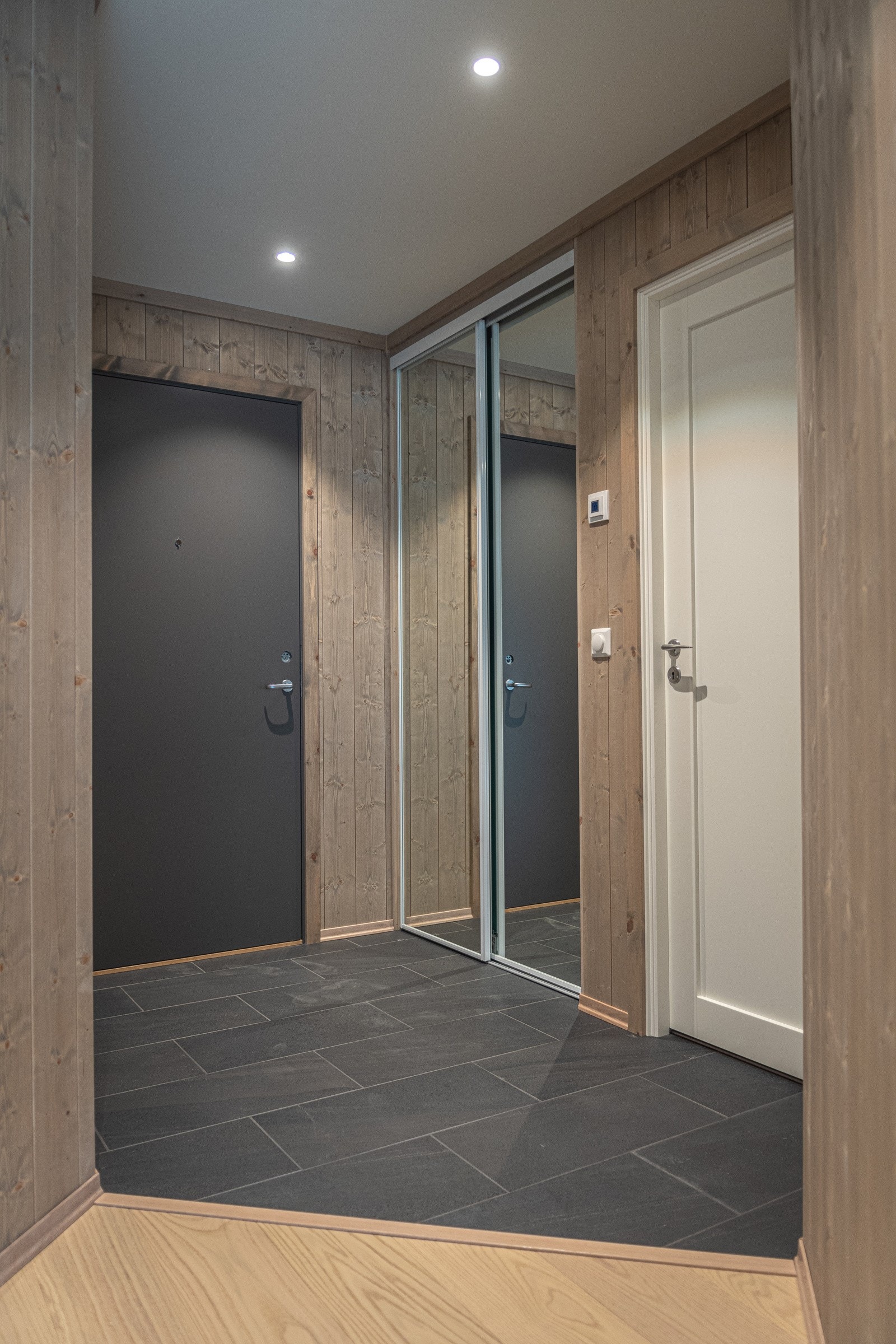 Enrtre med praktisk garderobe og flislagt gulv (Foto: Anders Medhus /Hallingcast) Galleribilde