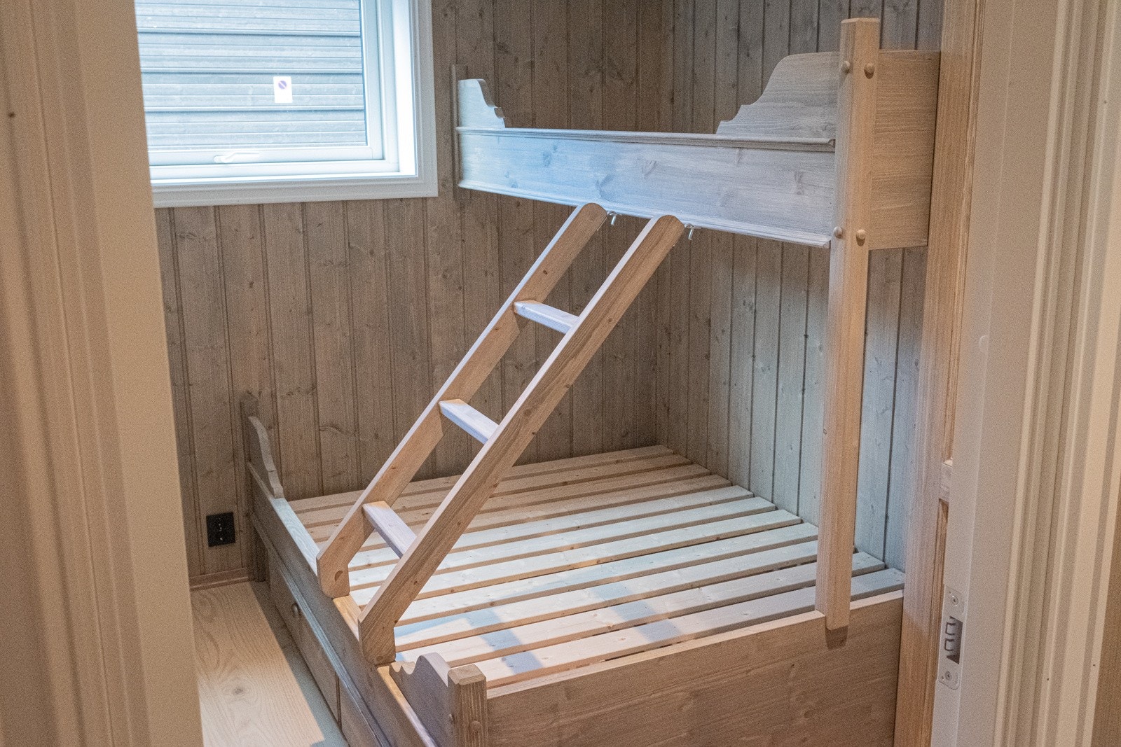 Lekre plassbygde senger fra lokale Reinton Trevarefabrikk (utbyggers bilde fra en av leilighetene. Foto: Anders Medhus /Hallingcast) Galleribilde