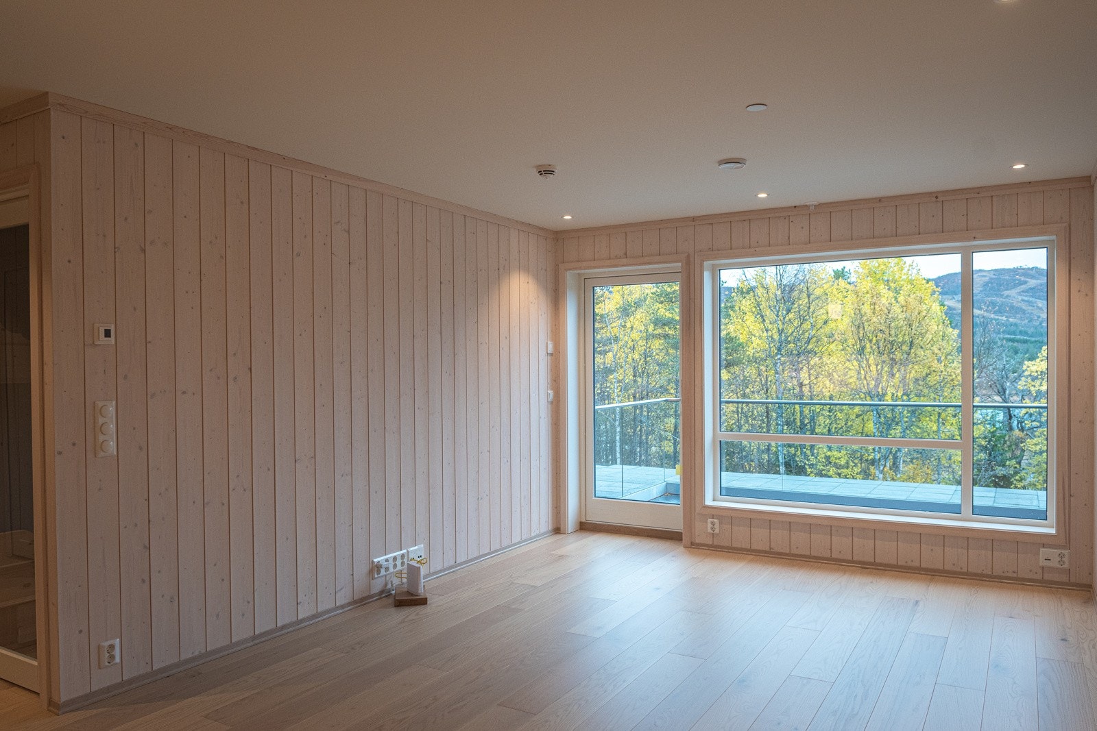 Lys og fin stue (utbyggers bilde fra en av leilighetene. Foto: Anders Medhus /Hallingcast) Galleribilde