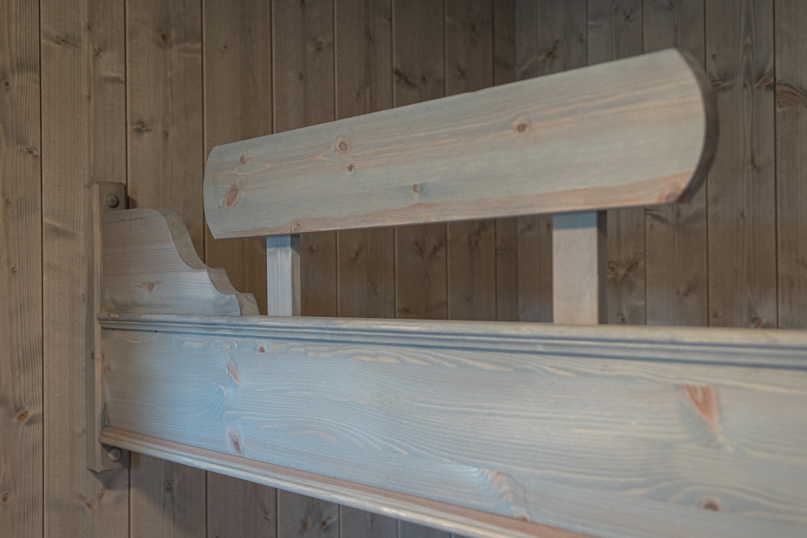 Lekre plassbygde senger fra lokale Reinton Trevarefabrikk (utbyggers bilde fra en av leilighetene. Foto: Anders Medhus /Hallingcast) Galleribilde