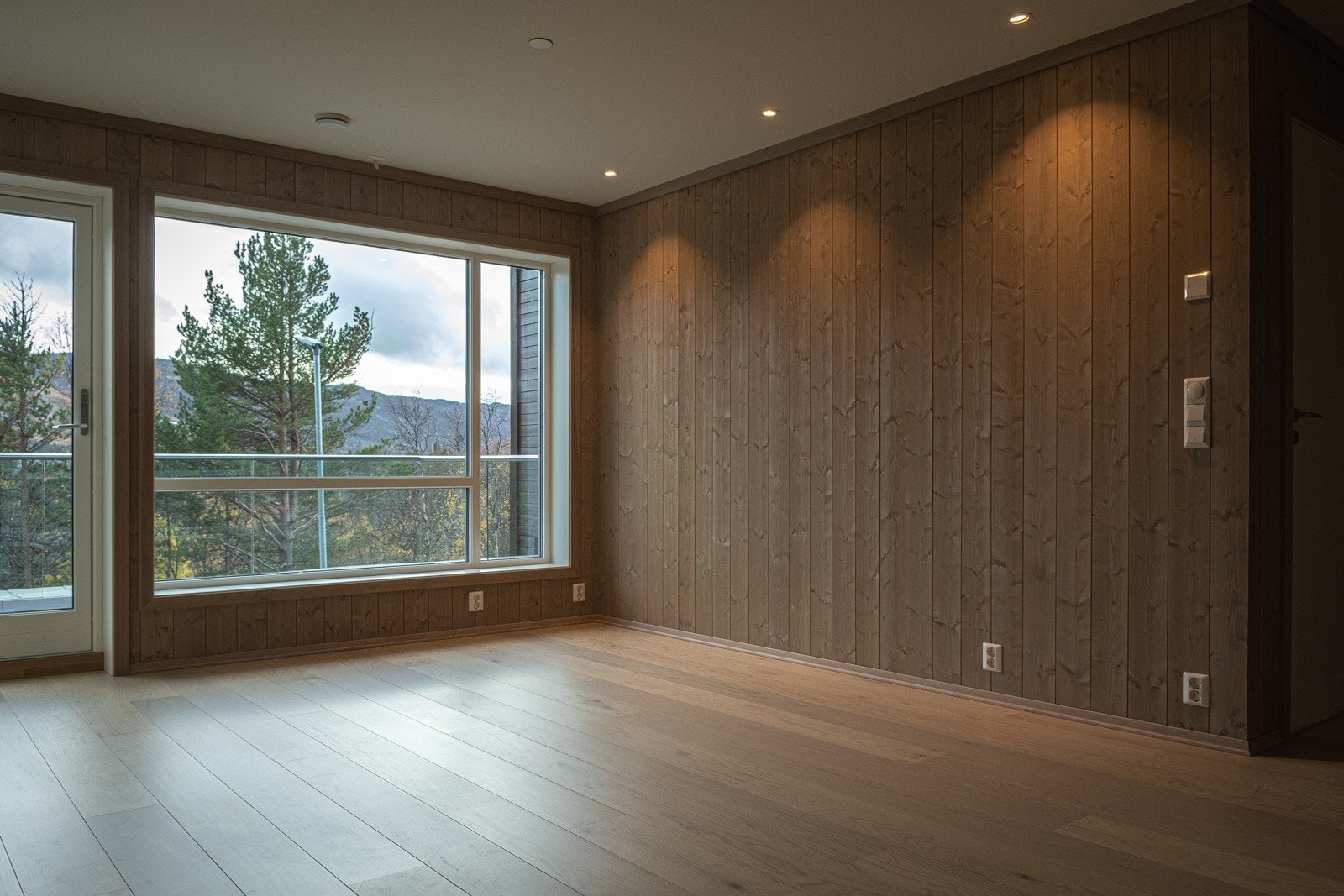 Lys og fin stue ned utsikt (utbyggers bilde fra en av leilighetene. Foto: Anders Medhus /Hallingcast) Galleribilde