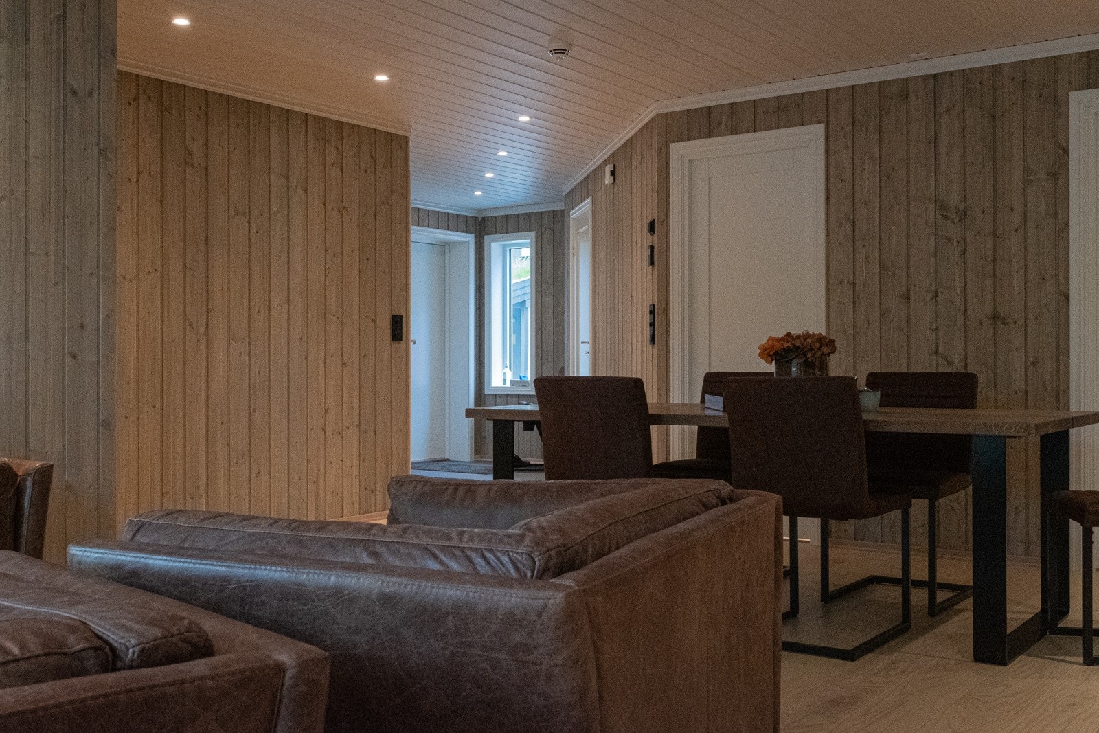 Lun og koselig stue (utbyggers bilde fra en av leilighetene. Foto: Anders Medhus /Hallingcast) Galleribilde