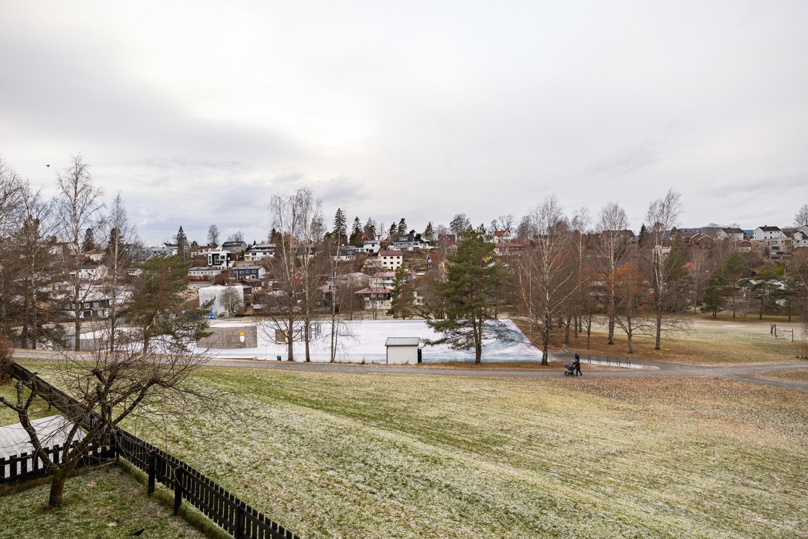 Balkongen har flott utsikt til nærområdet. Galleribilde