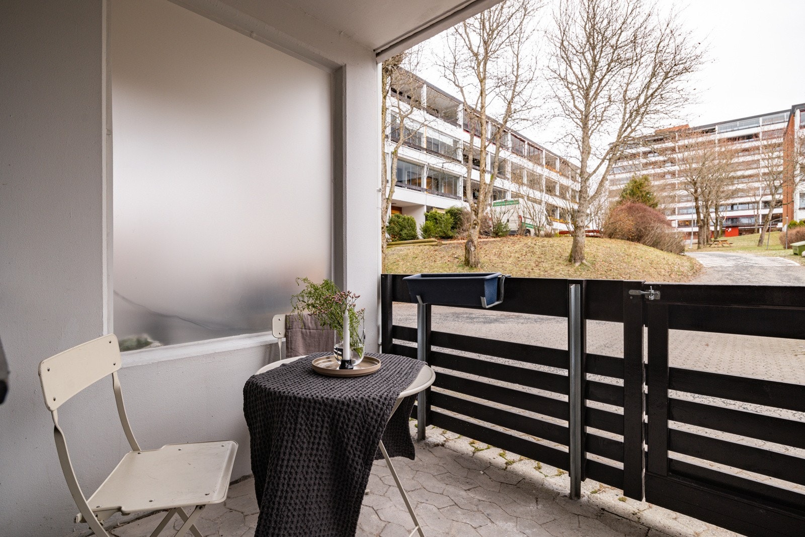 Soverom 1 har utgang til en koselig østvendt balkong, perfekt plass å nyte morgenkaffen. Galleribilde