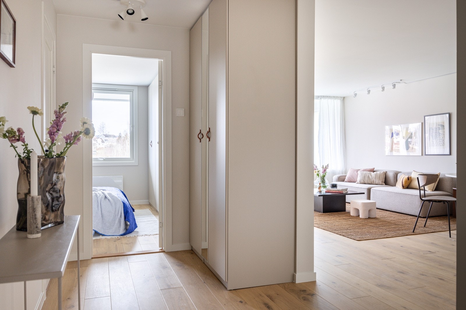 Entreen gir et godt førsteinntrykk og har plass garderobeløsning som sørger for praktisk oppbevaring av yttertøy og sko. Galleribilde