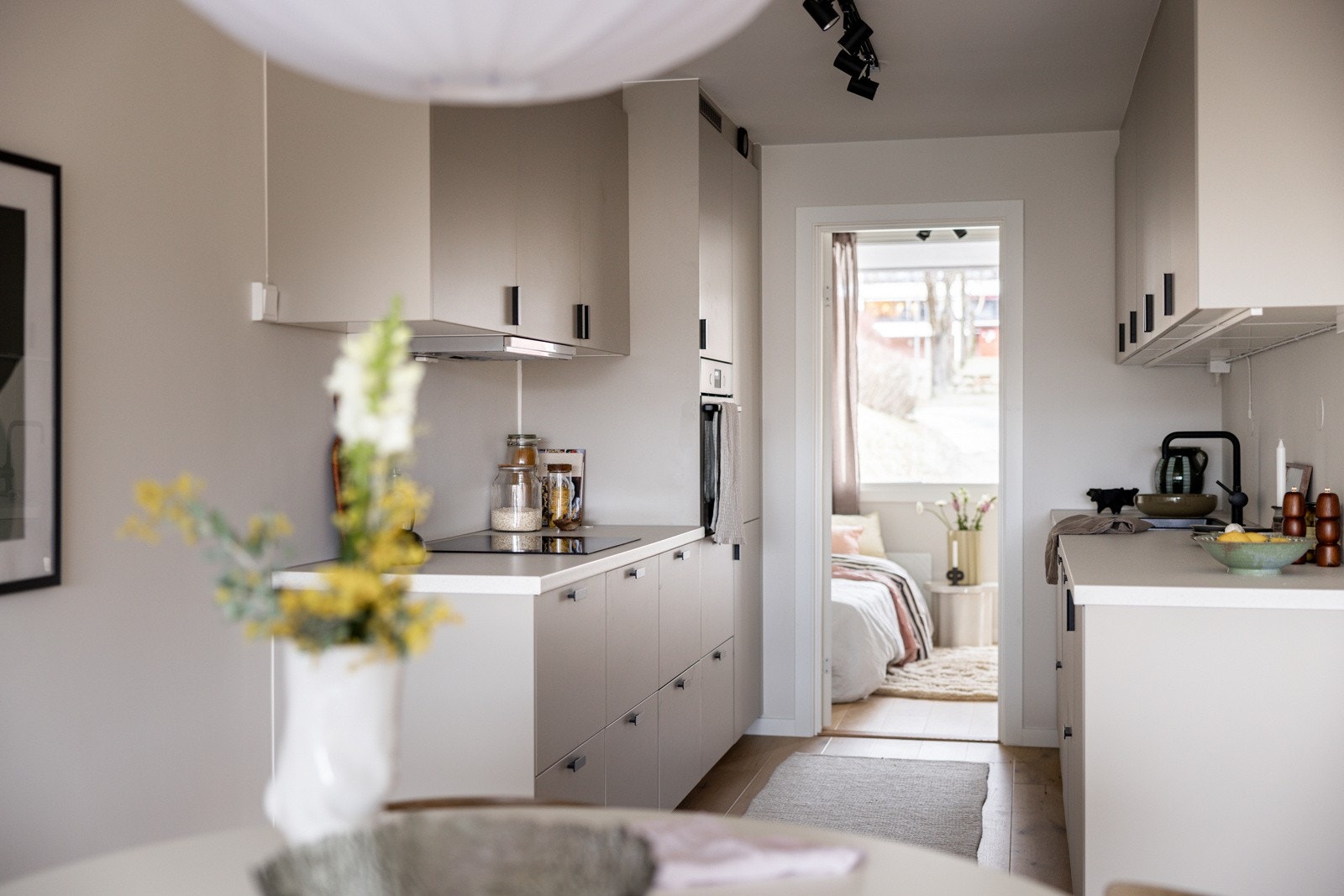 Kjøkkenet er moderne og lekkert, pusset opp i 2024, med beige innredning og sorte detaljer på håndtak, vask og armatur. Galleribilde