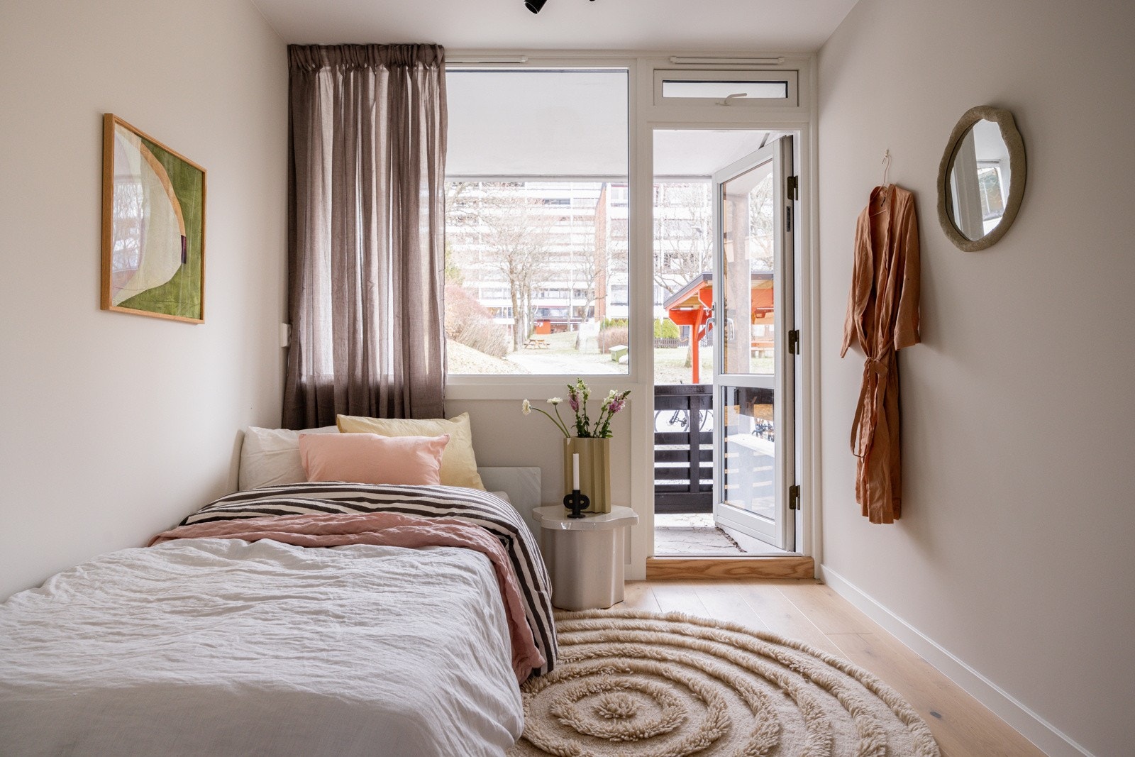 Leiligheten har 3 lyse og innbydende soverom, alle med slette vegger malt i en delikat beigetone og moderne 1-stavs parkett. Galleribilde