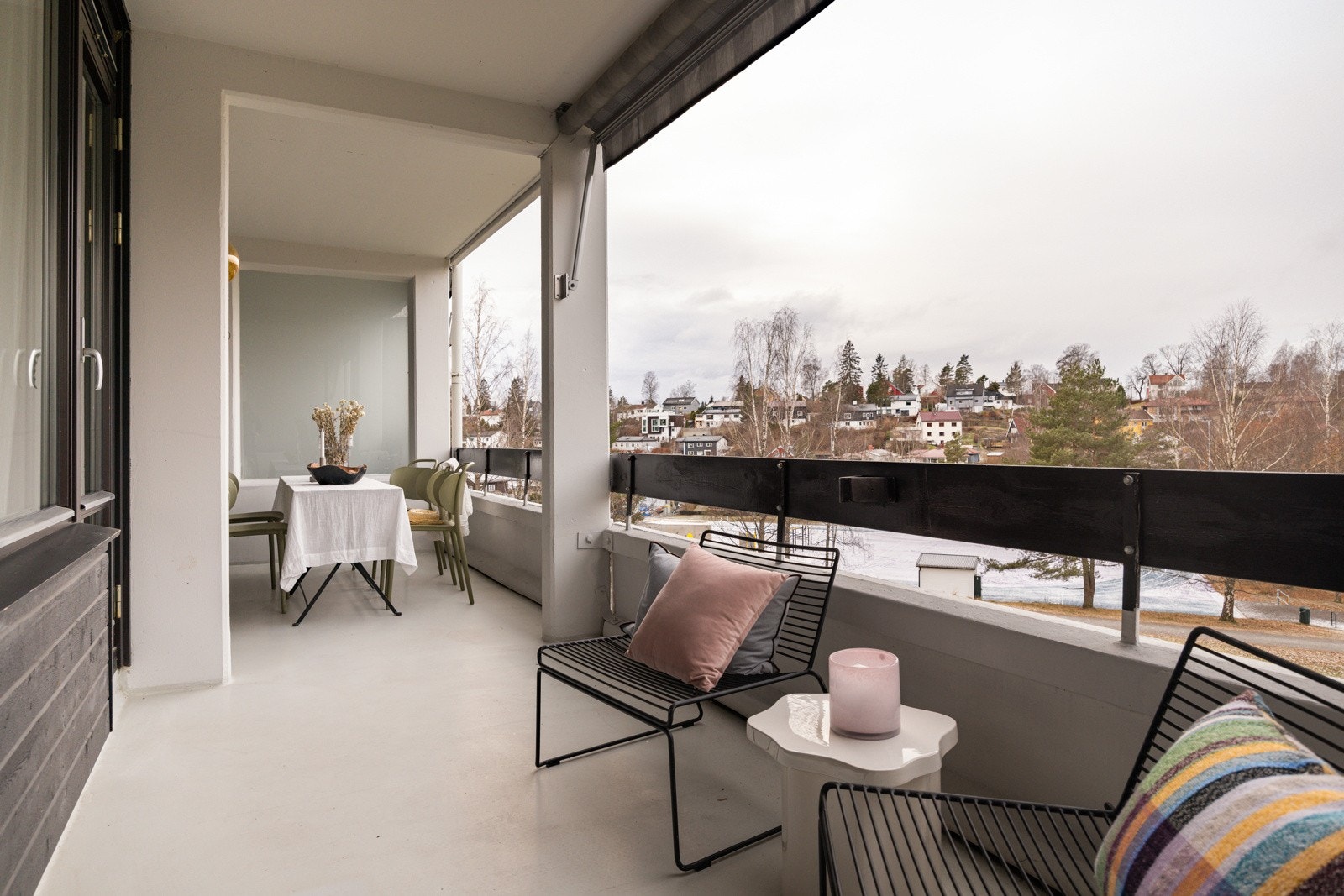 Fra stuen har man utgang til en stor solrik balkong med god plass til flere sittegrupper. Galleribilde