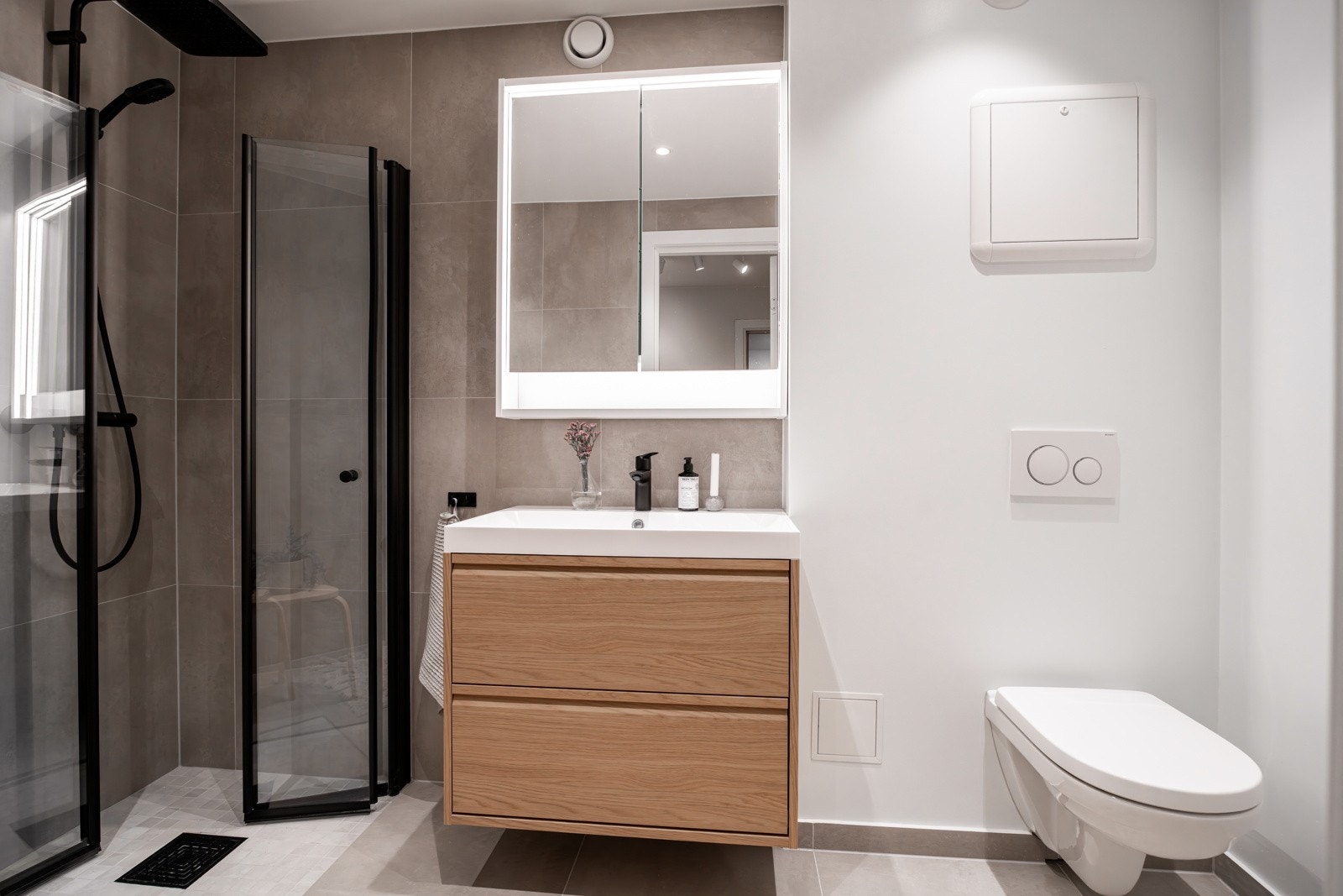 Det lekre og moderne badet er pusset opp i 2024 og holder en gjennomgående høy og pen standard. Galleribilde