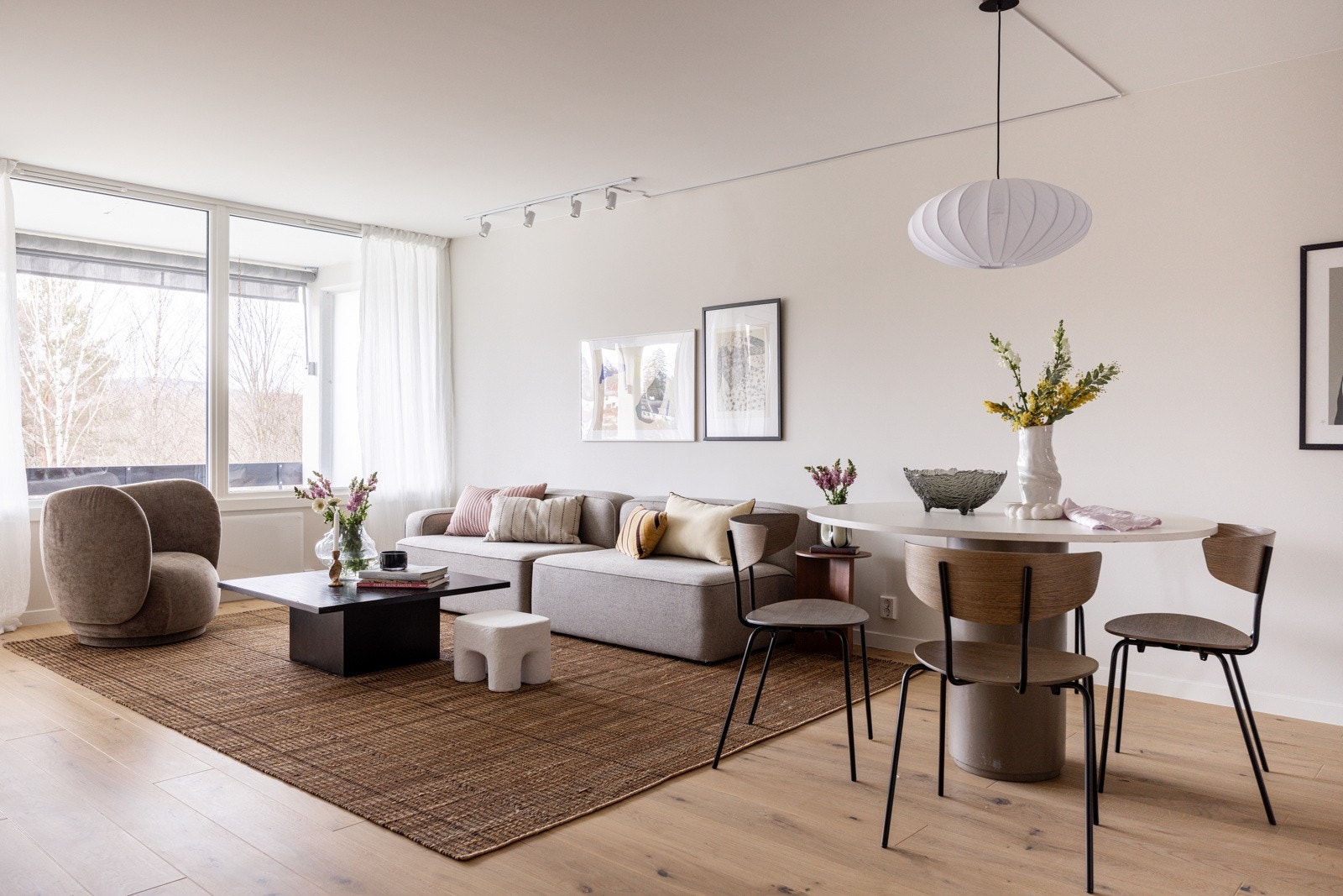 Her er det god plass til både sofagruppe og spisebord, med store vindusflater som slipper inn rikelig med naturlig lys. Galleribilde