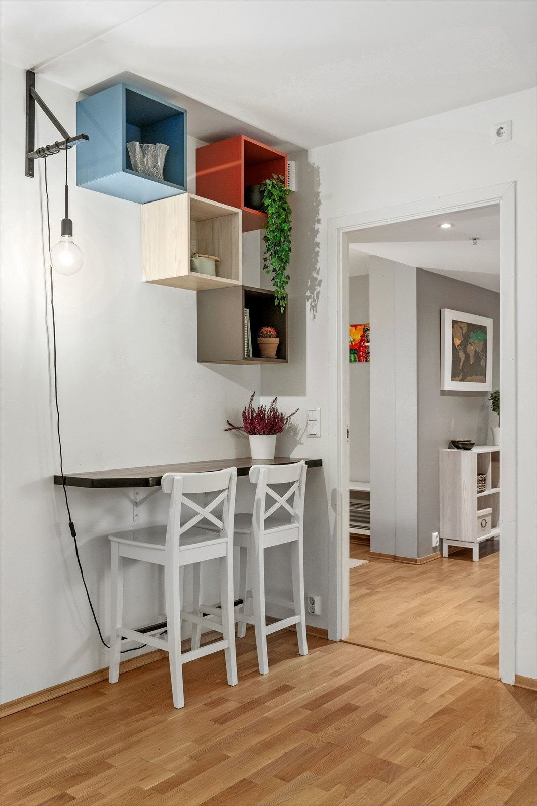 På kjøkkenet er det en kul "loungedel" for kjappe frokoster eller som en praktisk arbeidsstasjon. Galleribilde