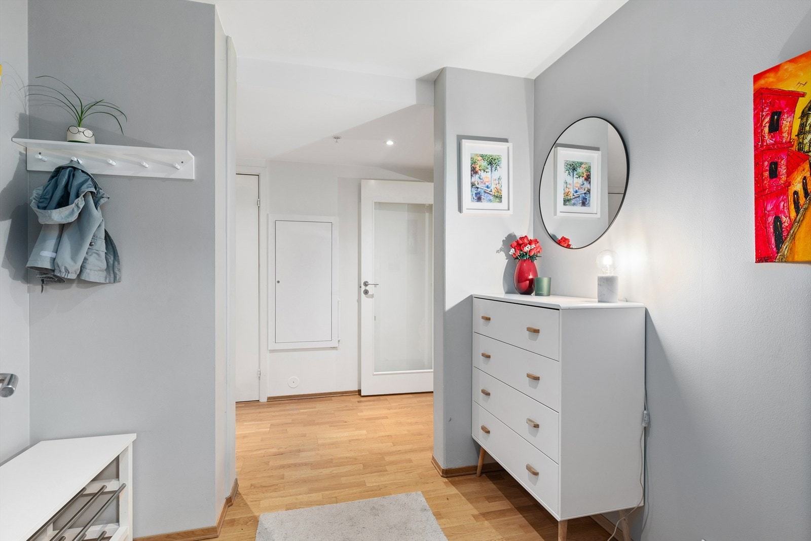 Du ønskes velkommen hjem i en lys og stilfull entré, utstyrt med downlights med dimmer i taket for justerbar belysning. Her får du umiddelbart en god følelse når du trer over dørstokken og kjenner den behagelige atmosfæren i leiligheten. Galleribilde