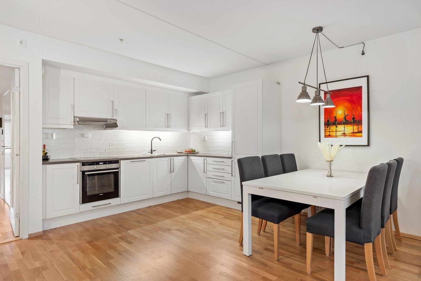 Leilighetens flotte Sigdal kjøkken har høy kvalitet og er et fantastisk sted for deg som liker å lage mat Galleribilde