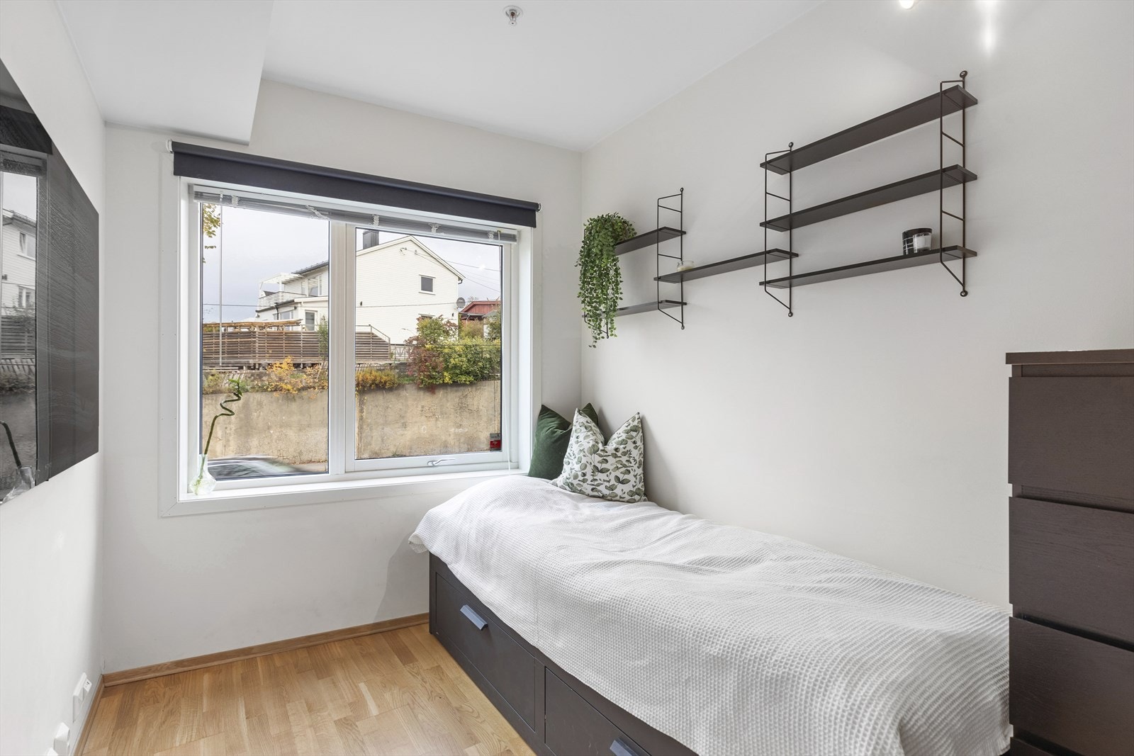 Soverom II er et lyst og romslig soverom med praktisk garderobeskap. Galleribilde