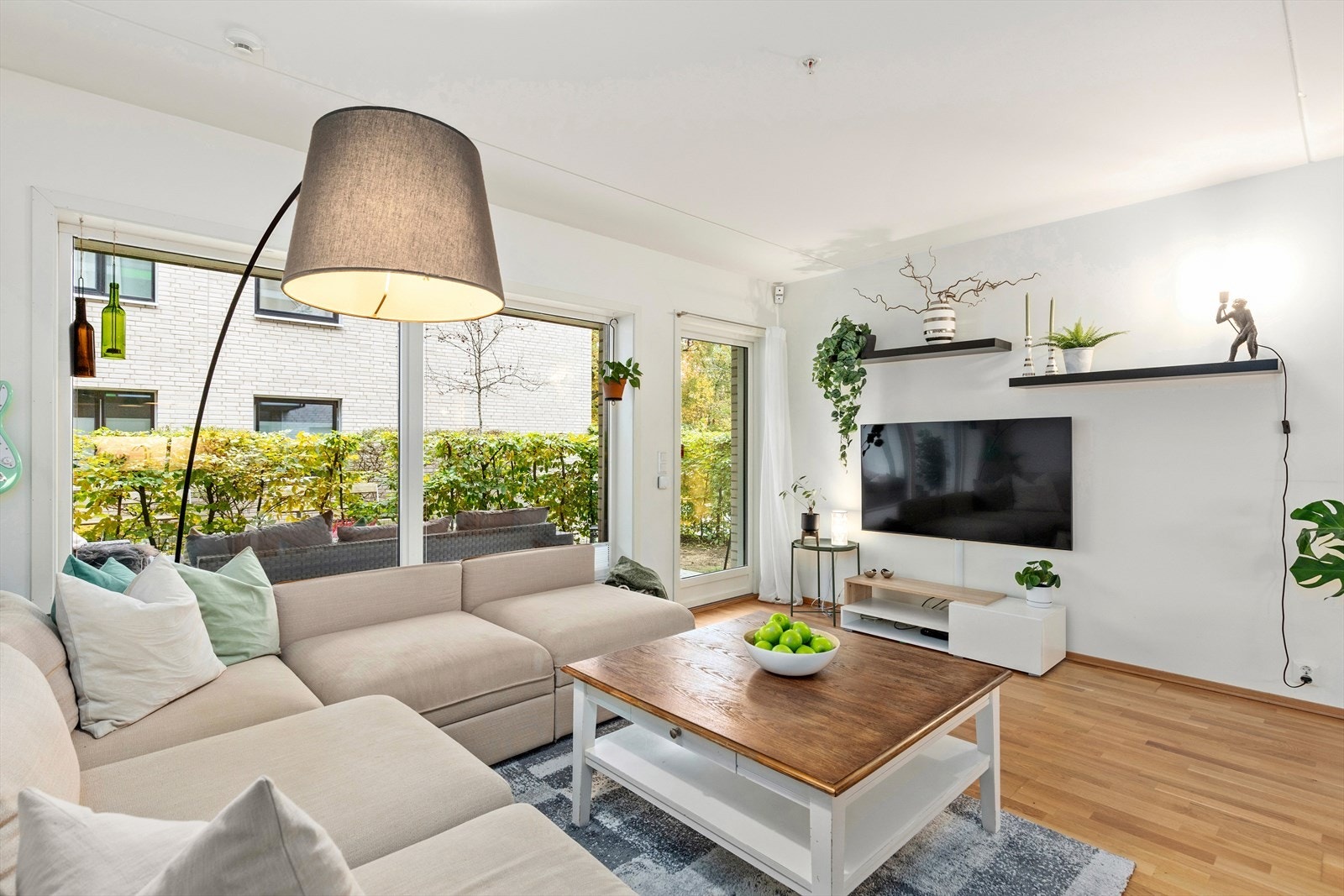 Leiligheten har en romslig stue med pene lyse flater og det er vannbåren varme i gulv Galleribilde