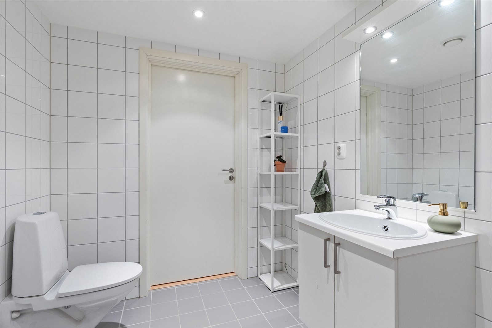 Det er tilrettelagt for vaskemaskin, og rommet har balansert ventilasjon med avtrekk. I taket er det downlights med dimmer, som gir mulighet for å justere belysningen etter behov. Galleribilde