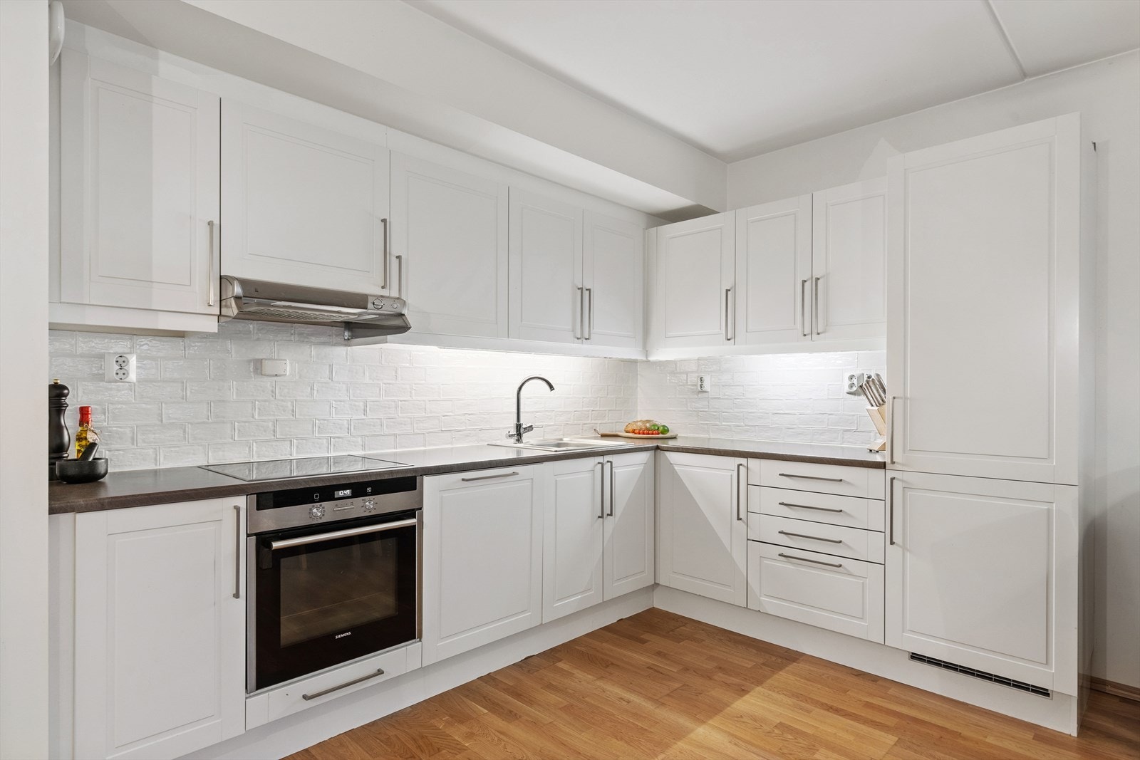 Det er integrert oppvaskmaskin, stekeovn, induksjonstopp og kjøleskap/fryseskap fra Siemens. Galleribilde