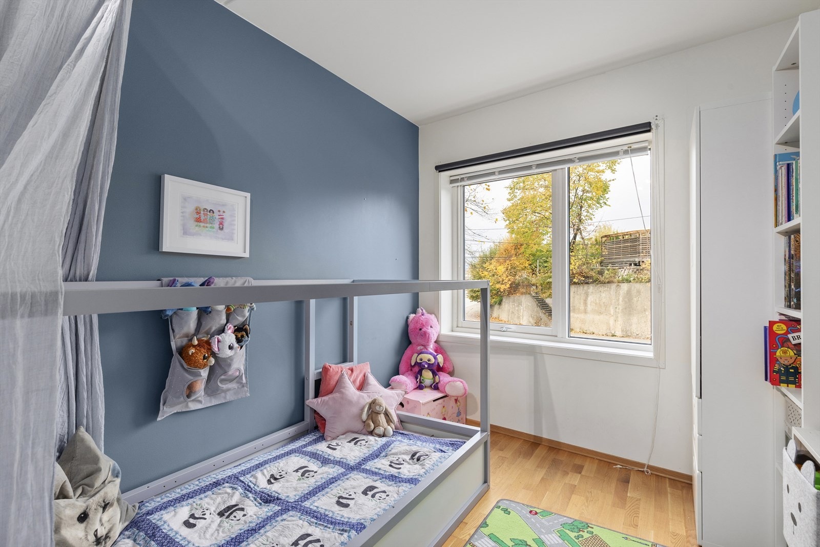 Et fint og funksjonelt soverom med garderobeskap Galleribilde