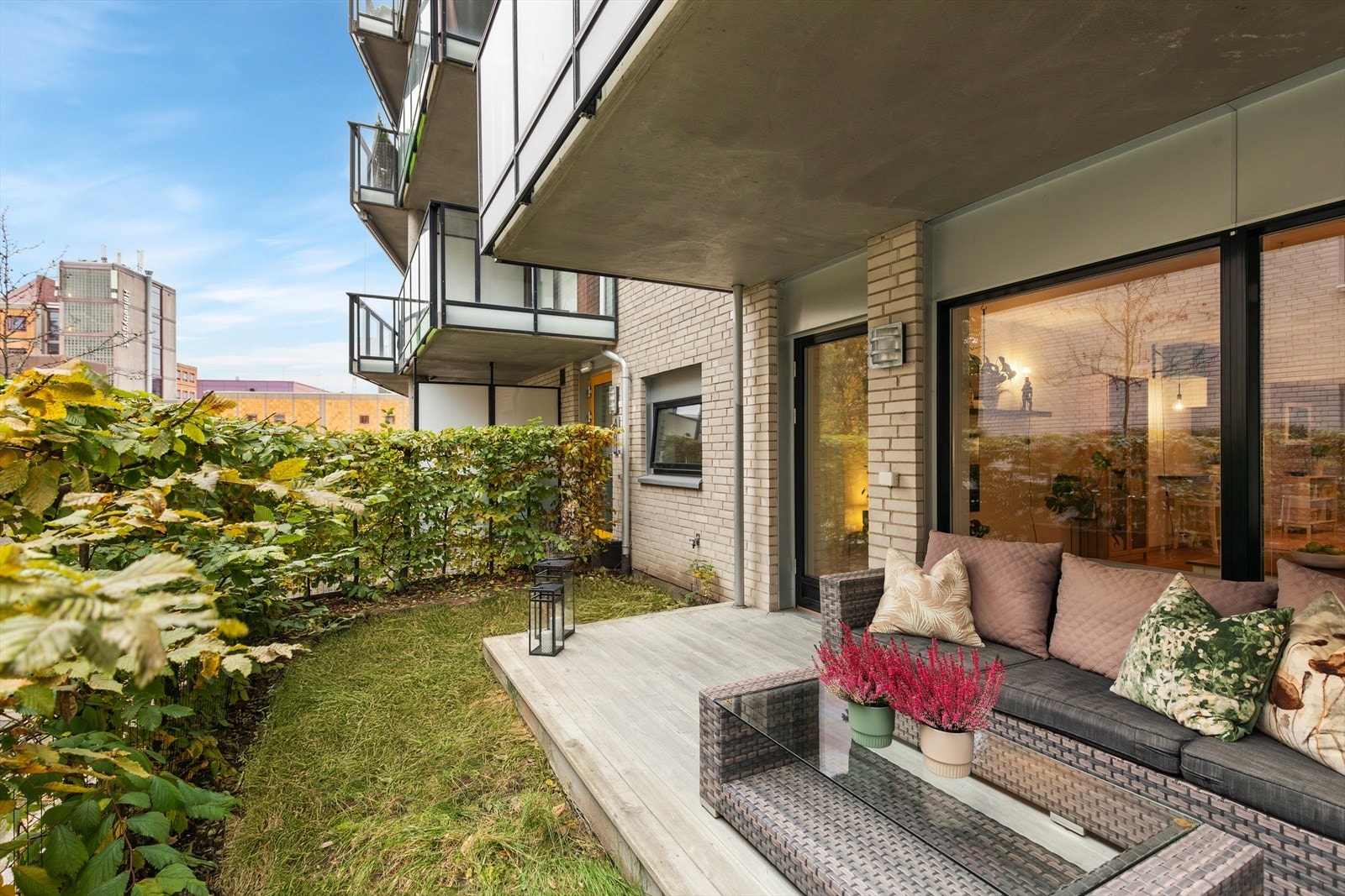 Sydvendt terrasseplatting på ca. 10 m² og hageflekk med plenareal på ca. 10 m² som man kan boltre seg på. Galleribilde