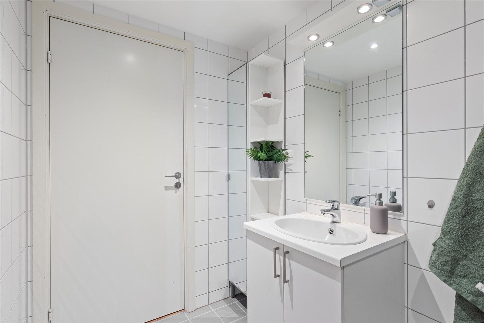 Rommet er utstyrt med balansert ventilasjon med avtrekk fra badet, samt downlights med dimmer i taket for en behagelig belysning. Galleribilde