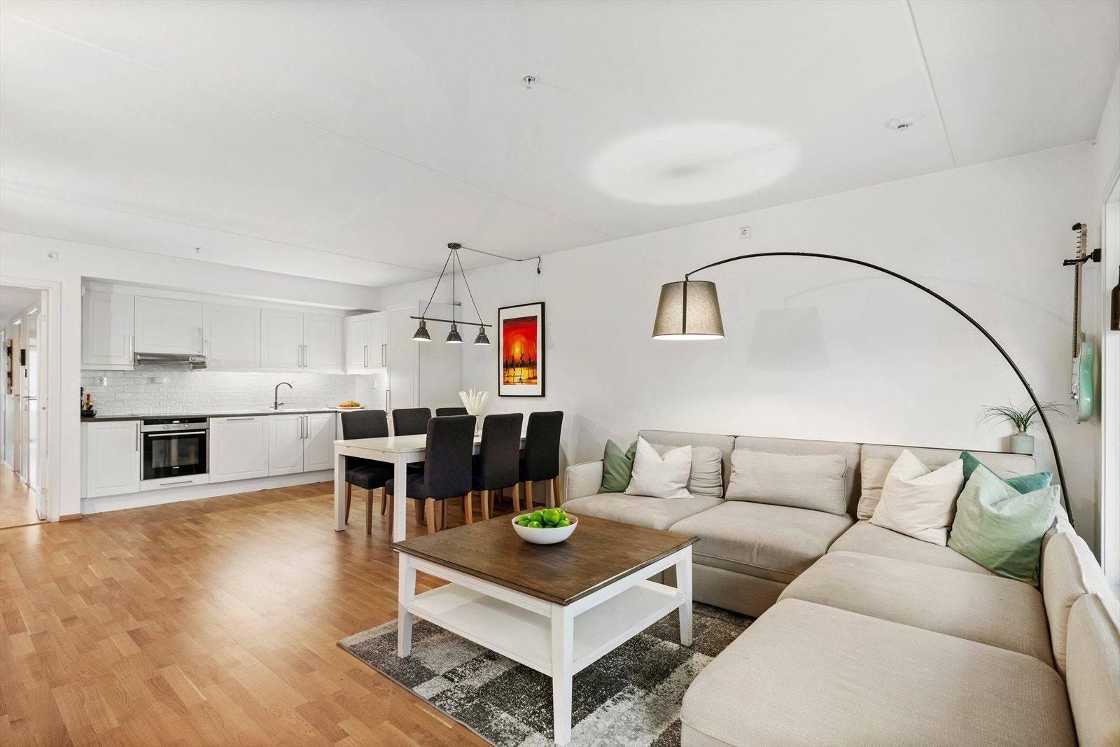 Det er åpen løsning mellom stue og spisestue/kjøkken Galleribilde